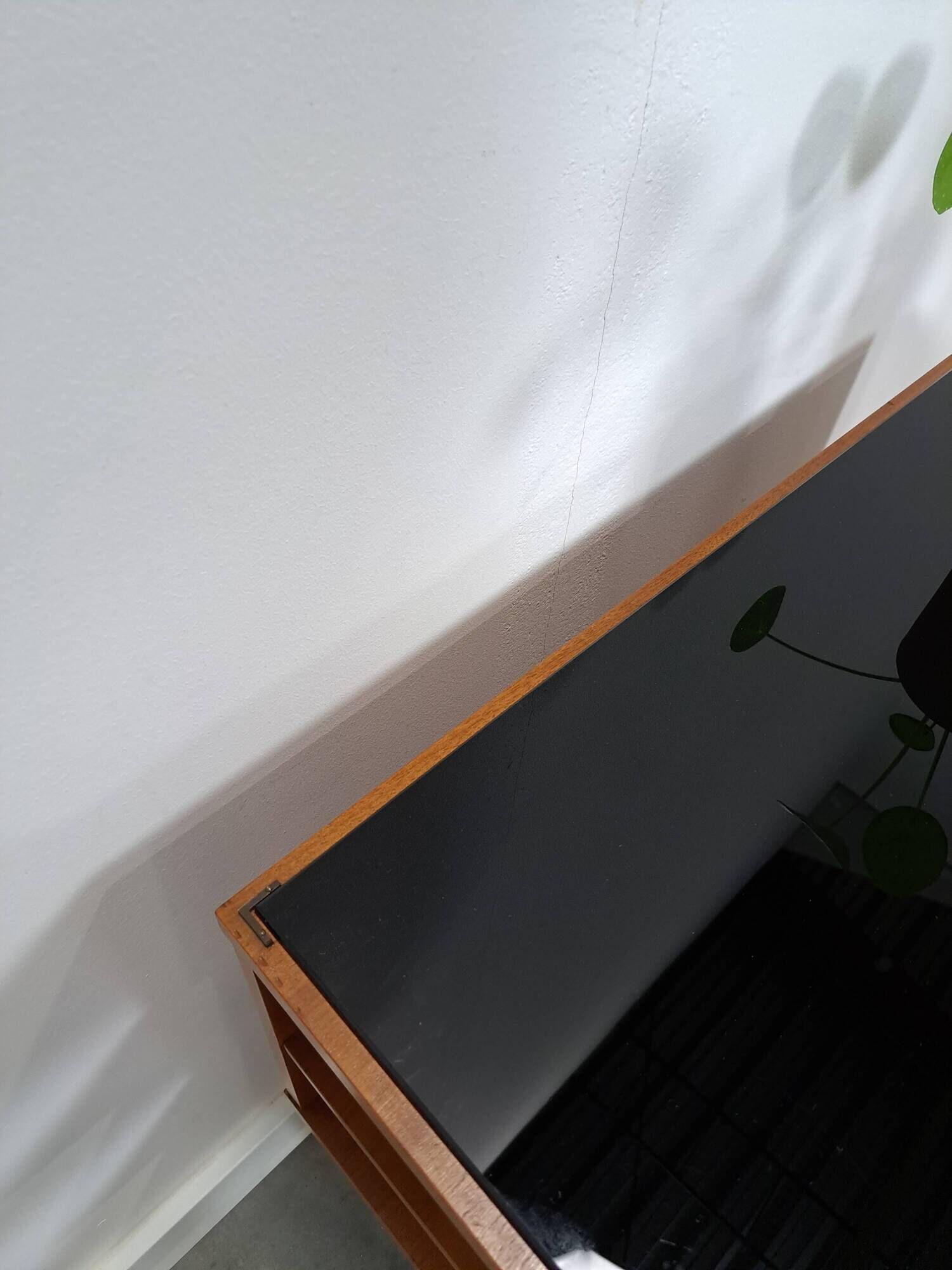 Mid-Century kastje J.D. Freese met klep en zwart opaline glas