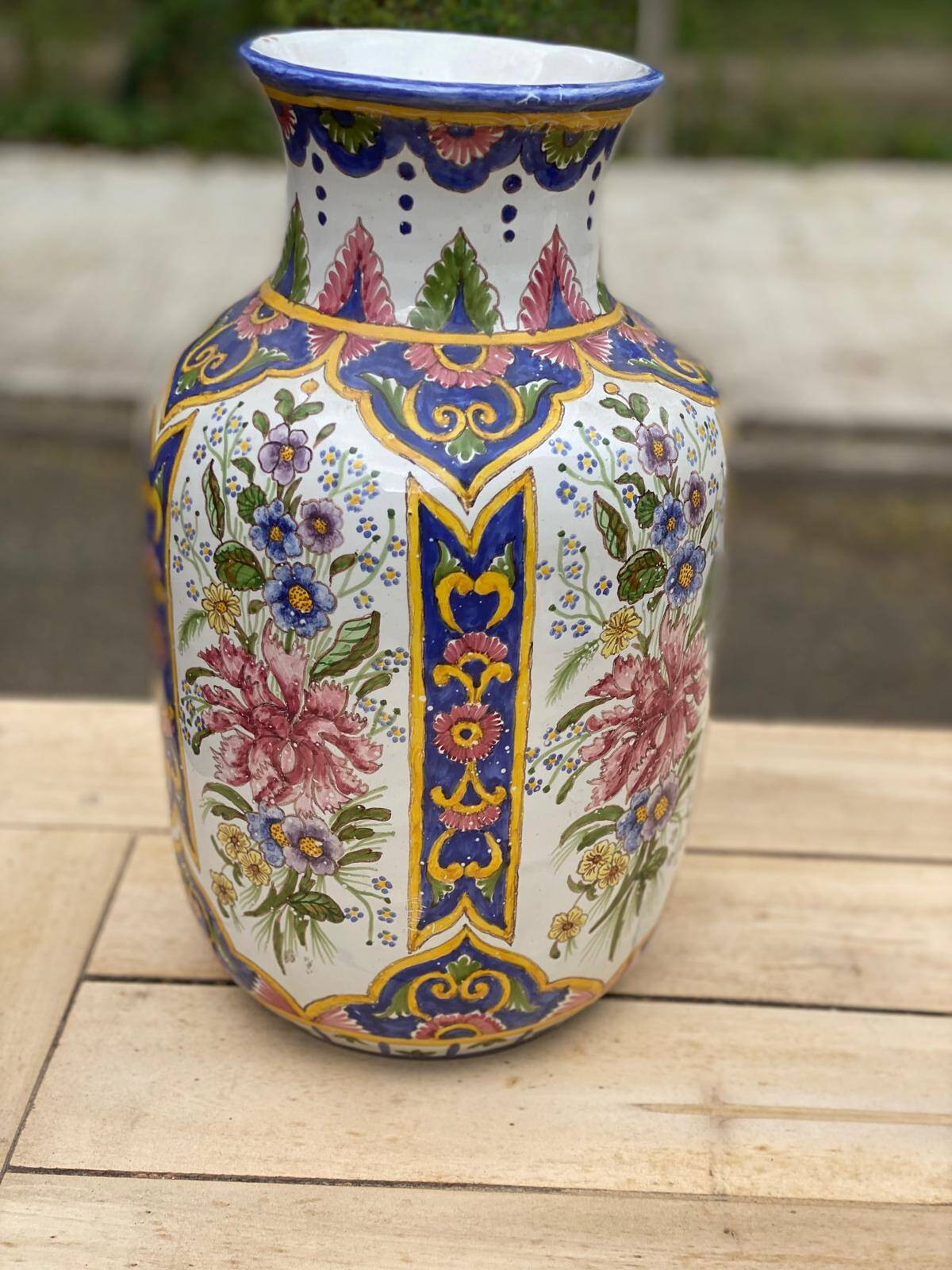 Portuguese vase in hand-painted ceramic from the 1990s.