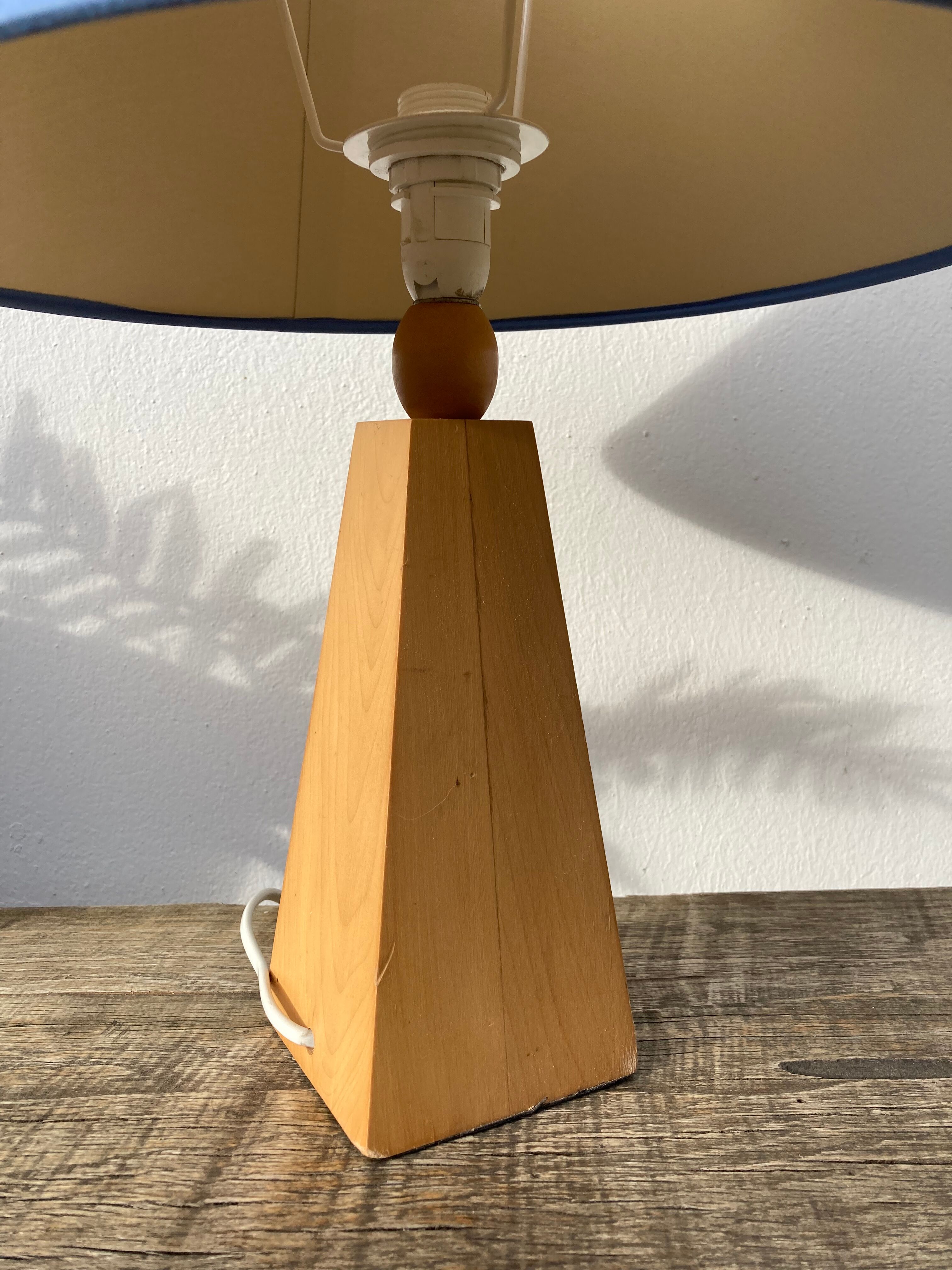 Lampe pyramide 80 en bois et abat jour bleu