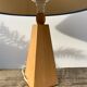 Lampe pyramide 80 en bois et abat jour bleu