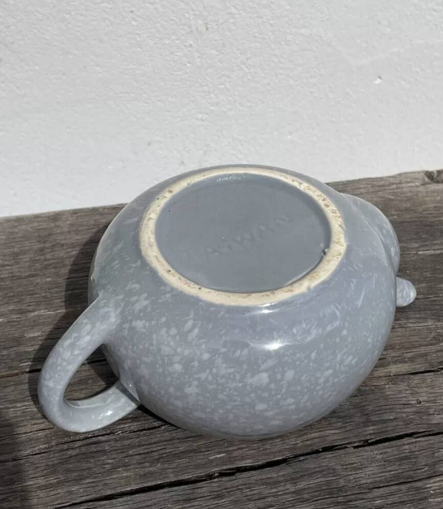 Théière 1980 grise et blanche moucheté