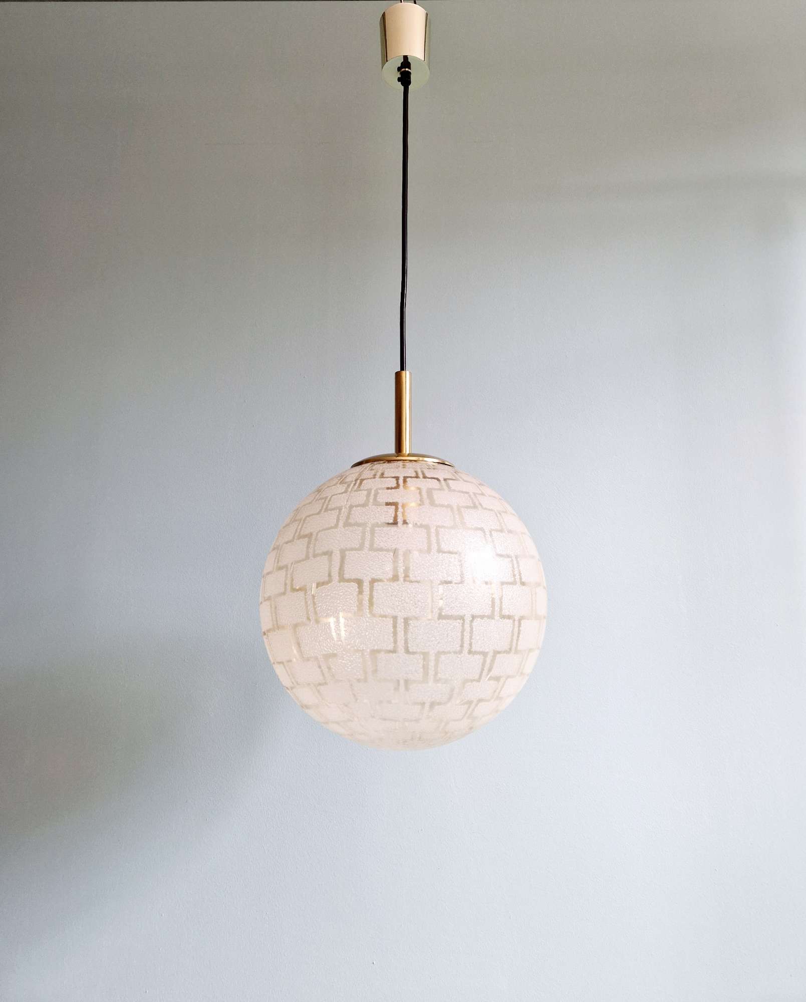 Suspension Space Age in brass and textured glass, 1970s