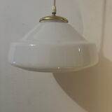 Suspension globe opalin, pavillon doré Pascot