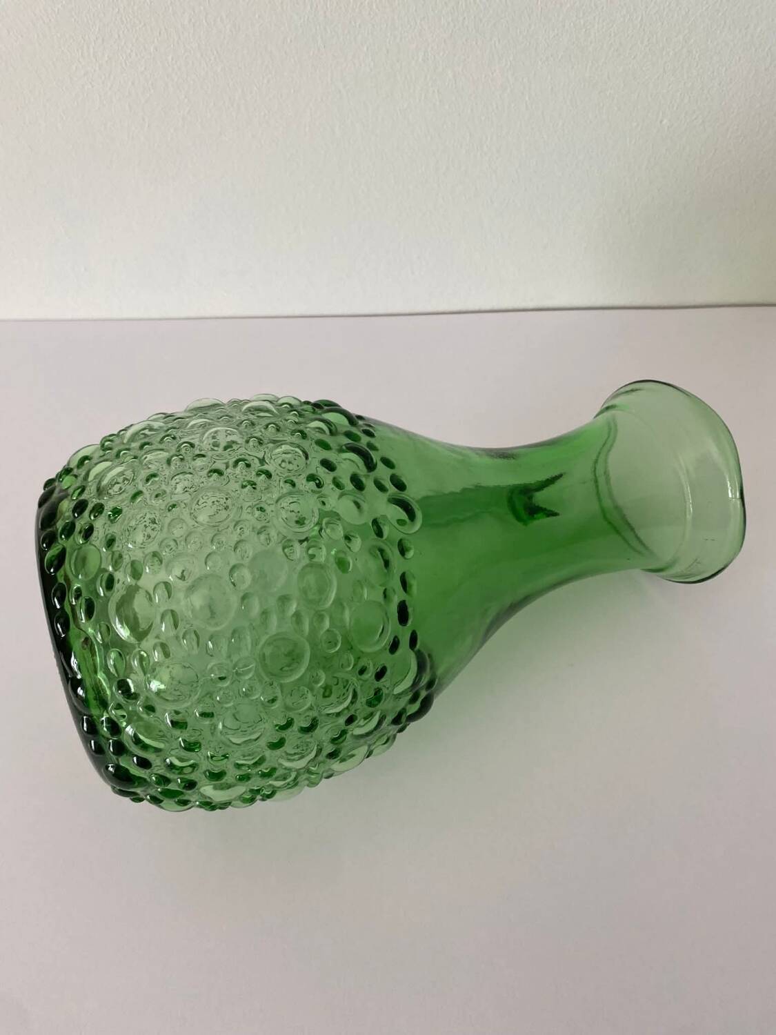 Pichet en verre vert décoré de bulles