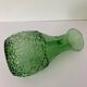 Pichet en verre vert décoré de bulles