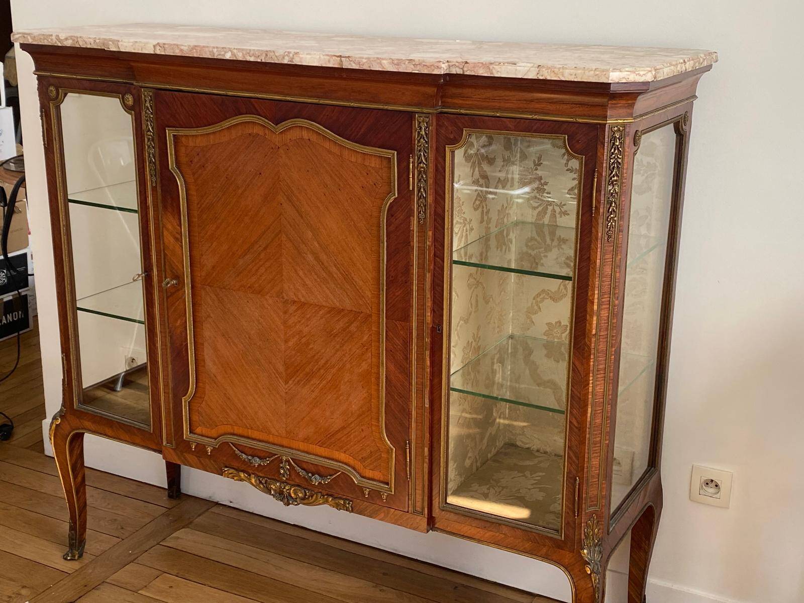 Vitrine Napoléon III marquetée, marbre et bronzes – XIXᵉ siècle
