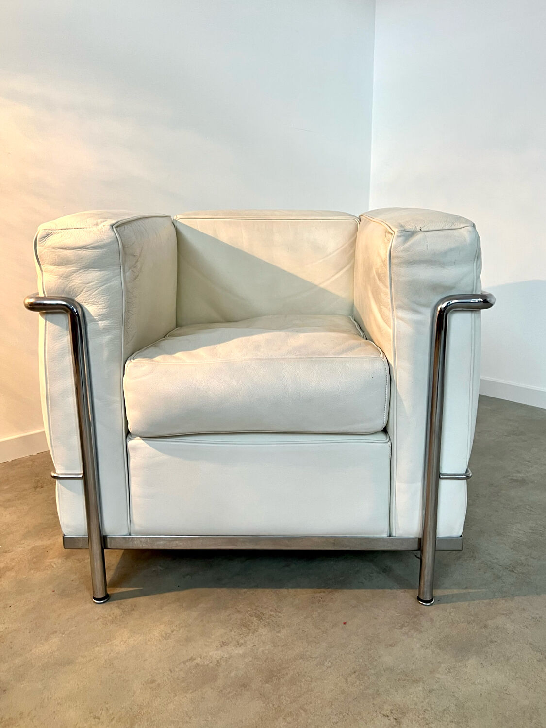 Armchair LC2 design Le Corbusier for Cassina