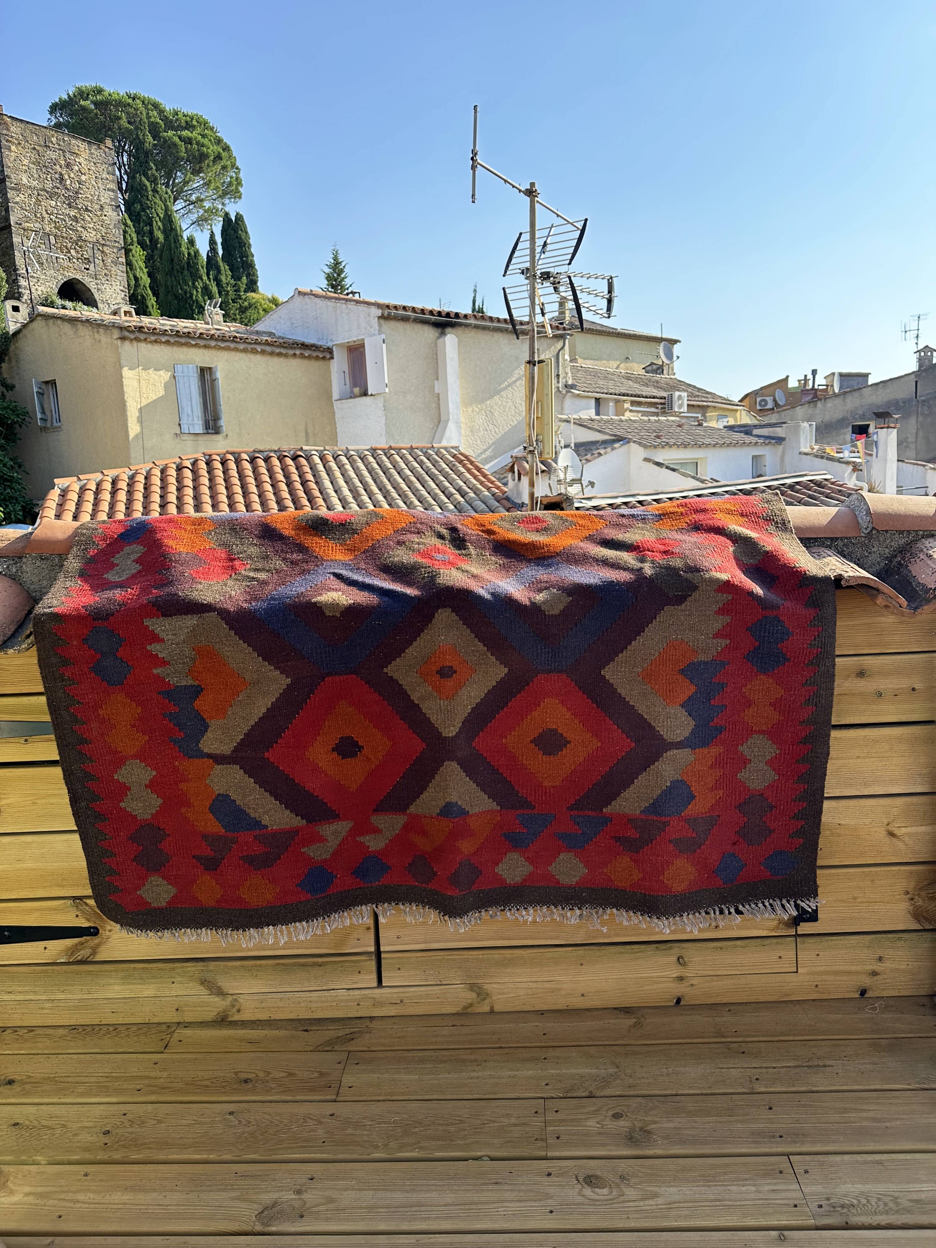 Multicoloured artisanal kilim rug 200x156cm. Turkey, 1970s.