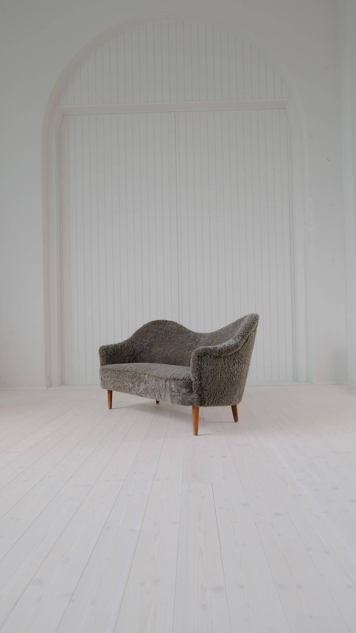 Mid-century modern canapé in sheepskin / shearling model 'Samspel' by Carl Malmsten, 1956