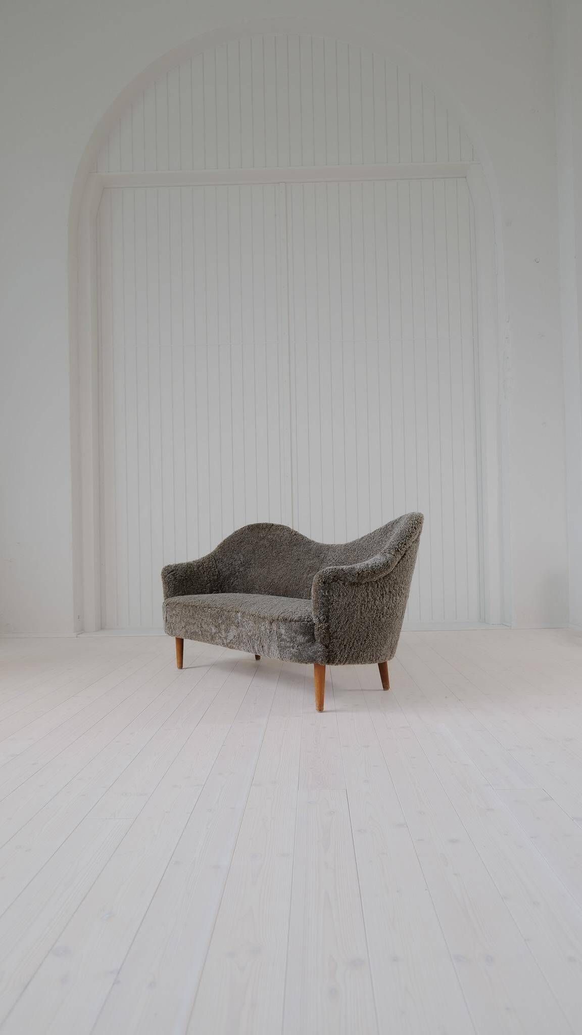 Canapé moderne du milieu du siècle en peau de mouton / shearling modèle 'Samspel' Carl Malmsten, 1956