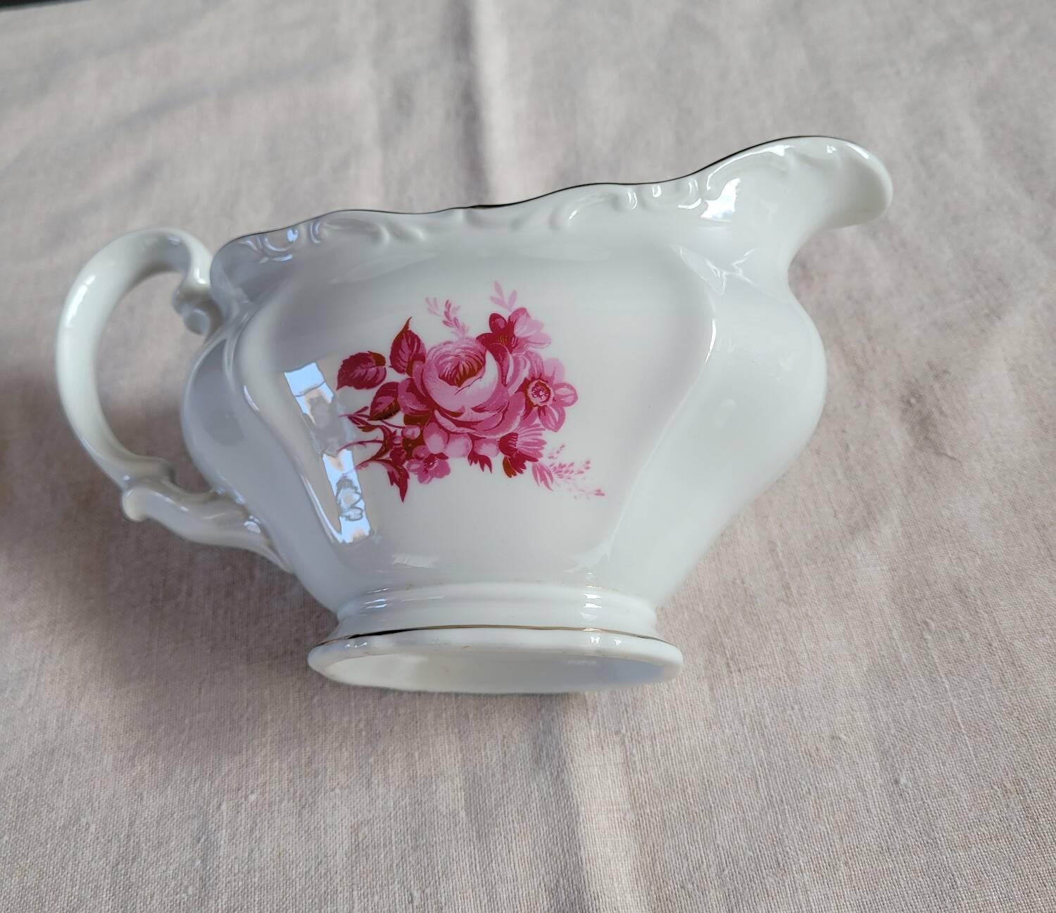 Soup tureen, gravy boat and serving dishes