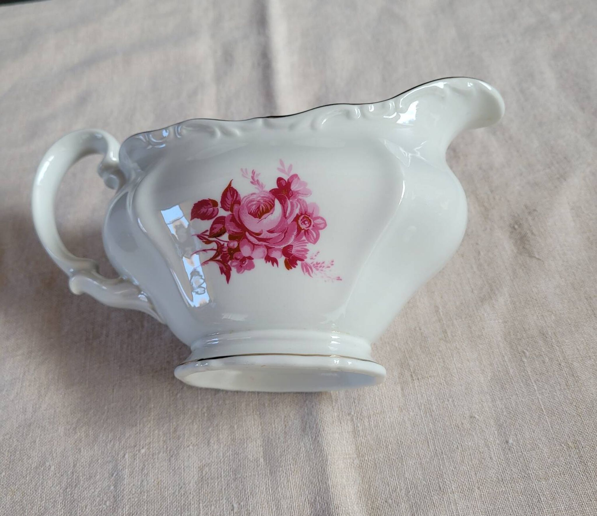 Soup tureen, sauce boat and serving dishes