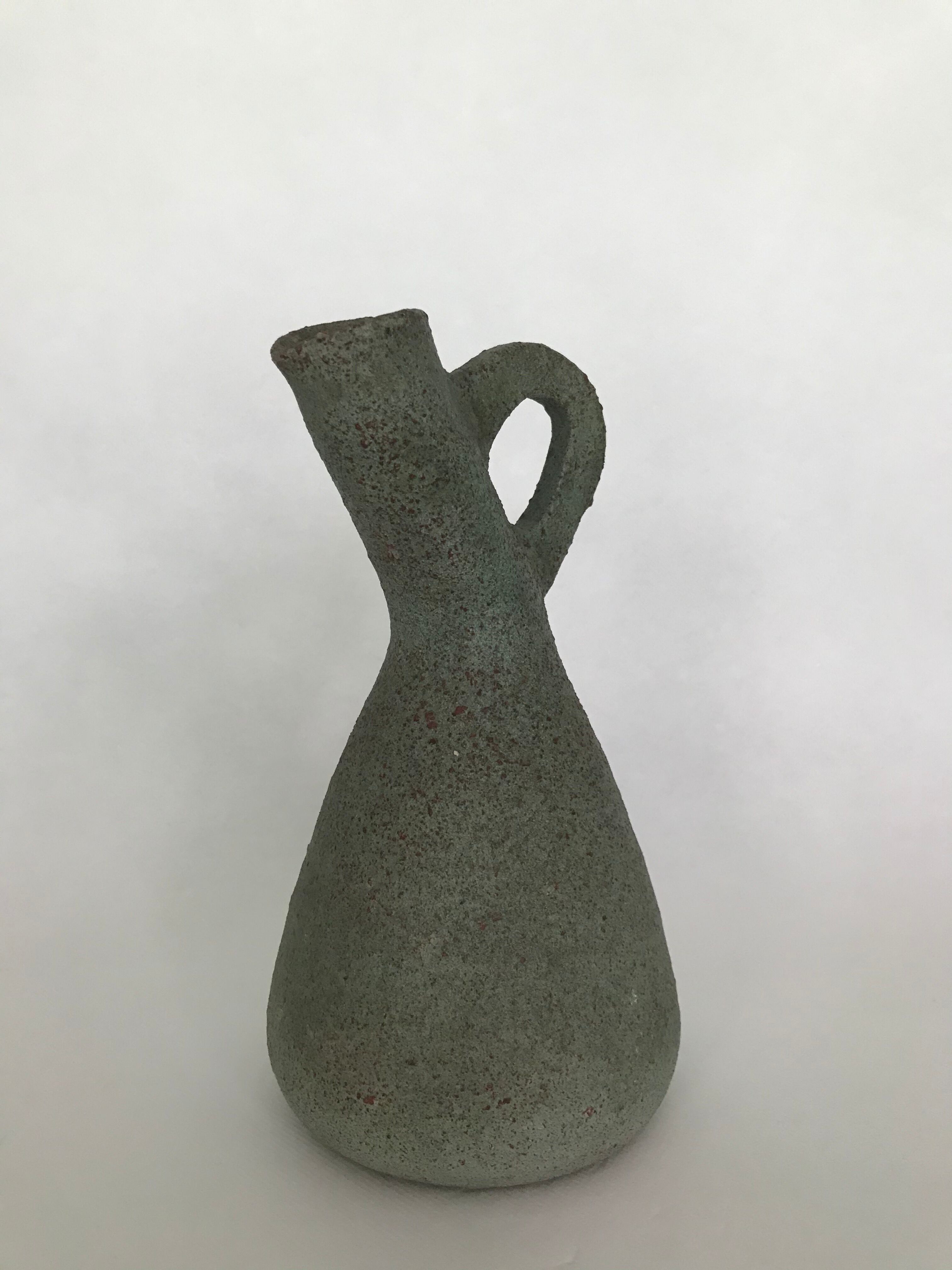Pichet Accolay en grès, terre chamotée, couleur pistache, vers 1950/1960