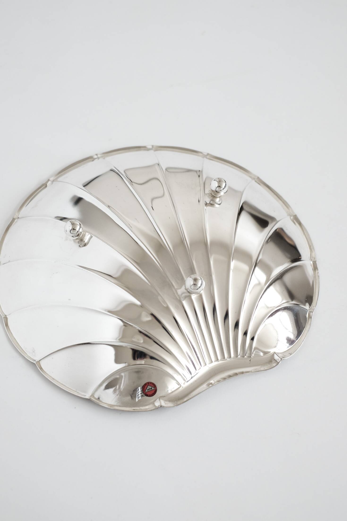 Grand plat en forme de coquillage plaqué argent