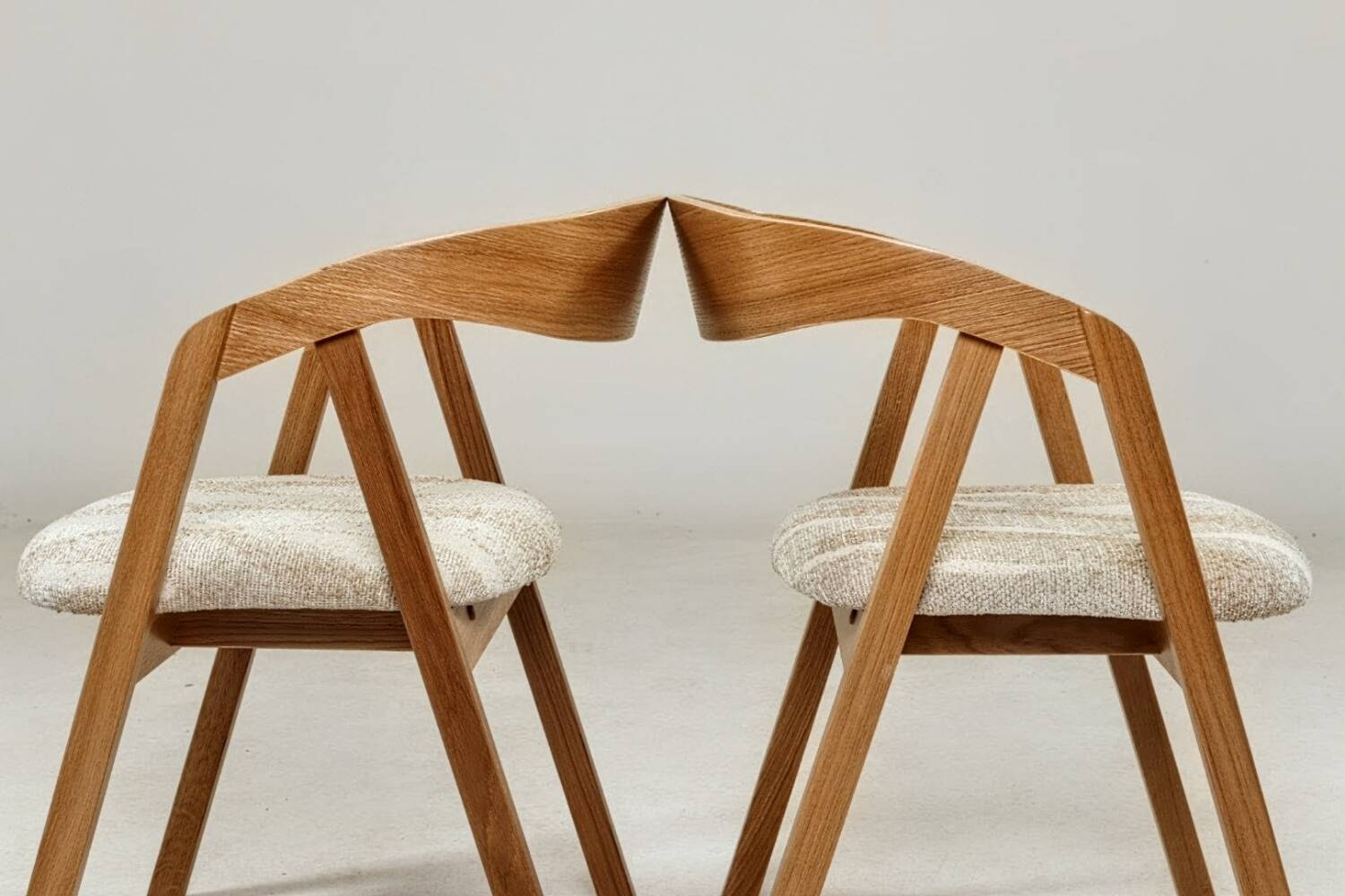 Paire de chaises scandinaves en chêne massif jaquard beige