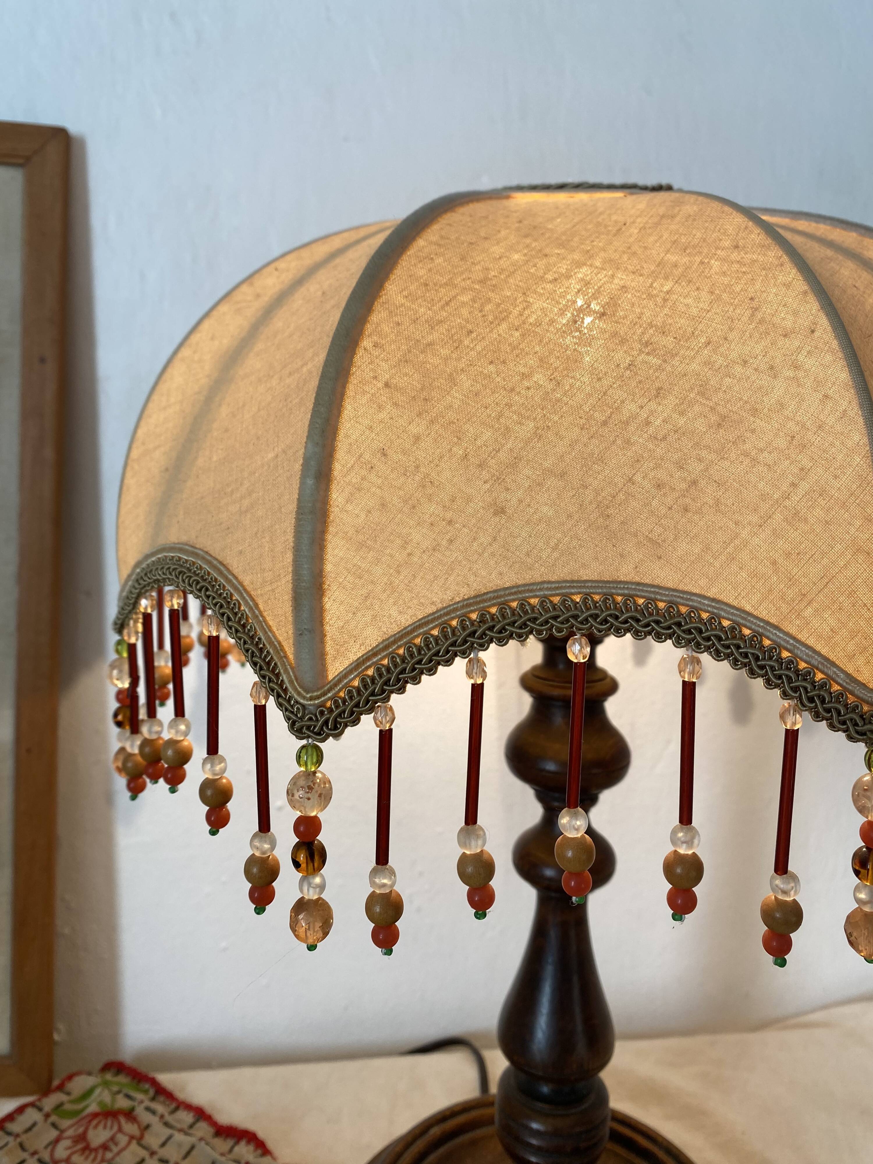 Lampe rétro bois tourné et perles 41 cm