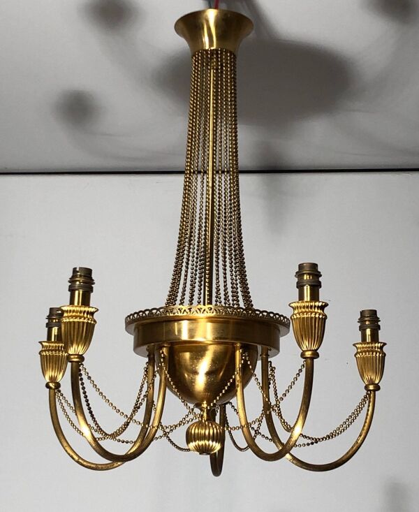 Lustre de style néoclassique en laiton décoré de guirlandes de perles