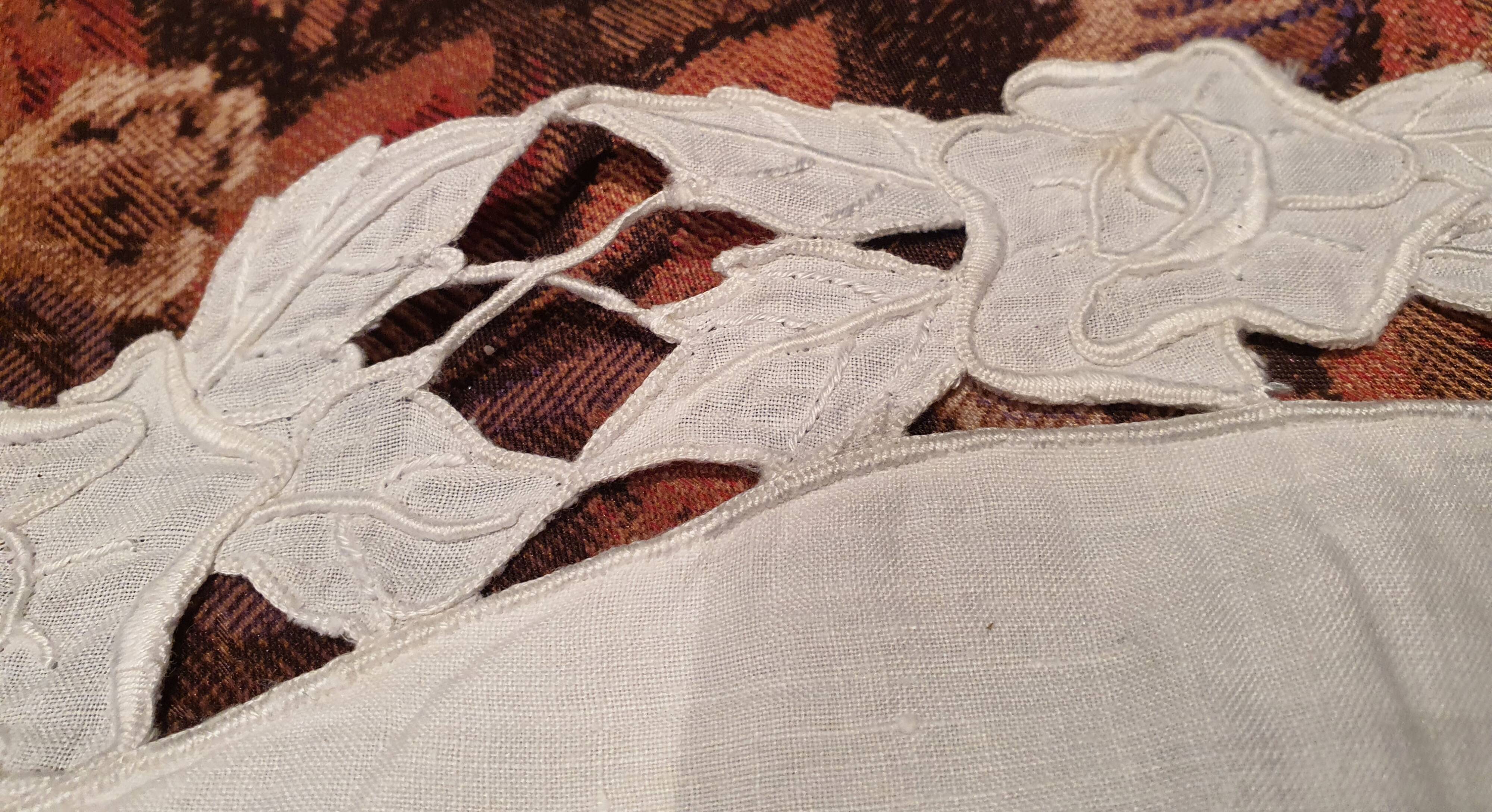 Taie d'oreiller en demi lune avec dentelle anglaise