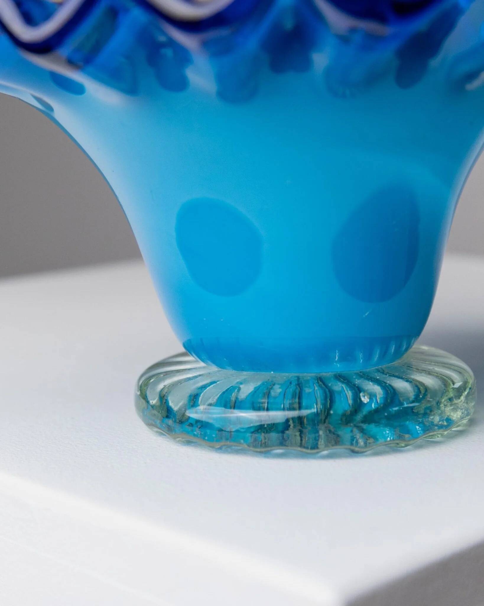 Bol avec poignée en verre de Murano bleu et fleurs jaunes - Décor vintage italien des années 1970.