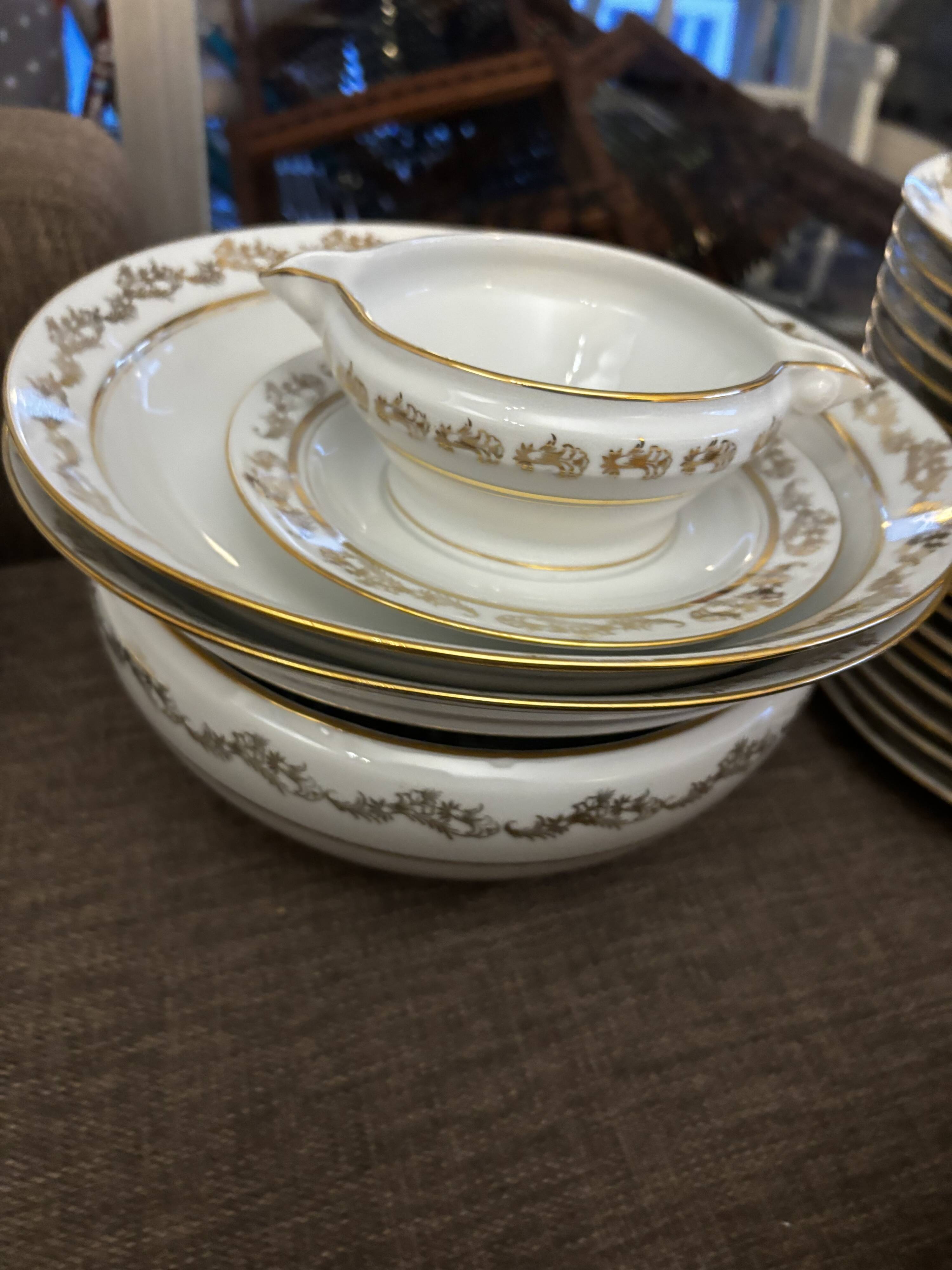 Magnifique service en porcelaine blanche et doree