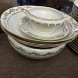 Magnifique service en porcelaine blanche et doree