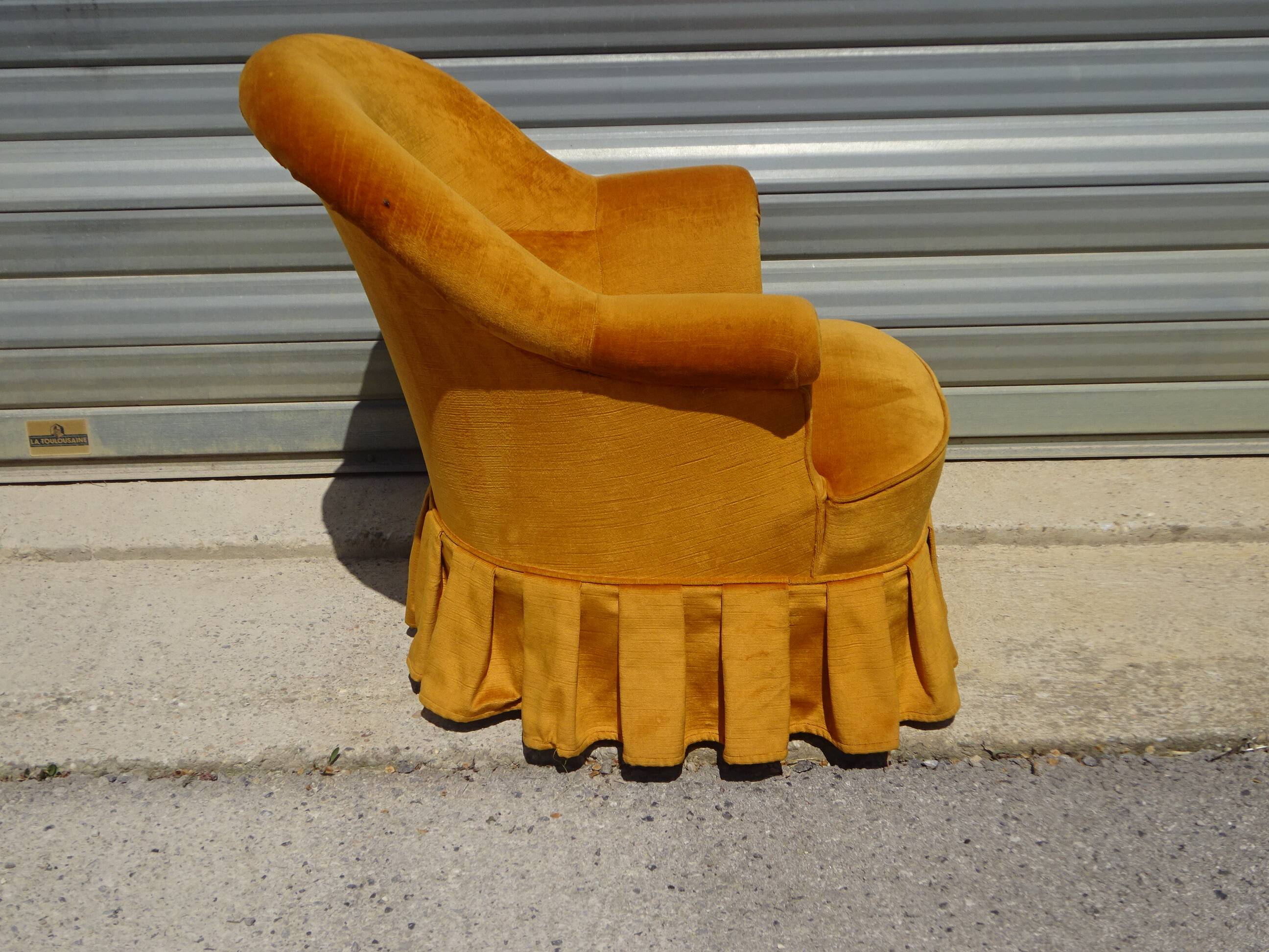 Fauteuil crapaud en velours jaune