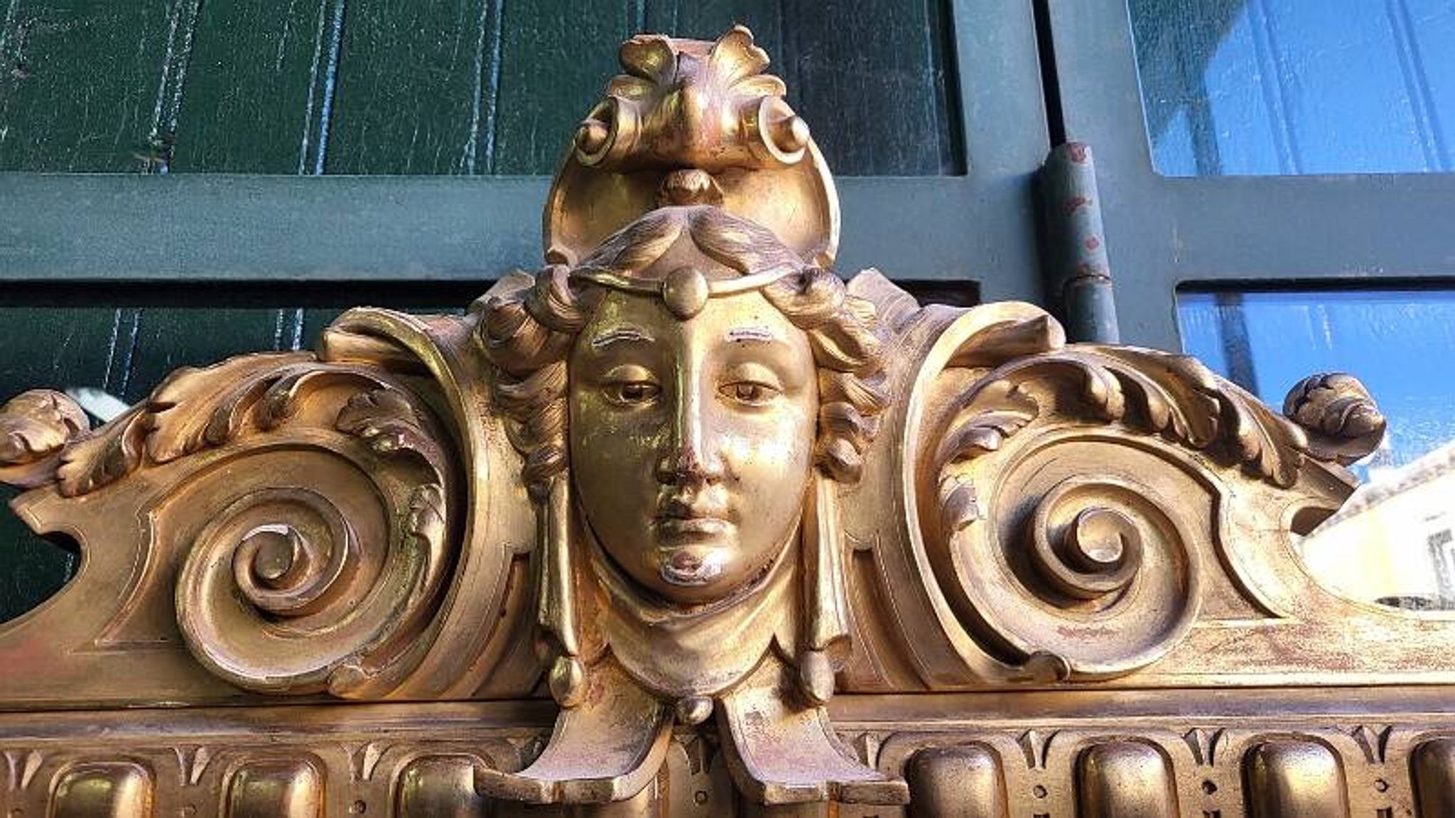 LARGE GOLDEN BEVELLED MIRROR WITH HEAD REF JE