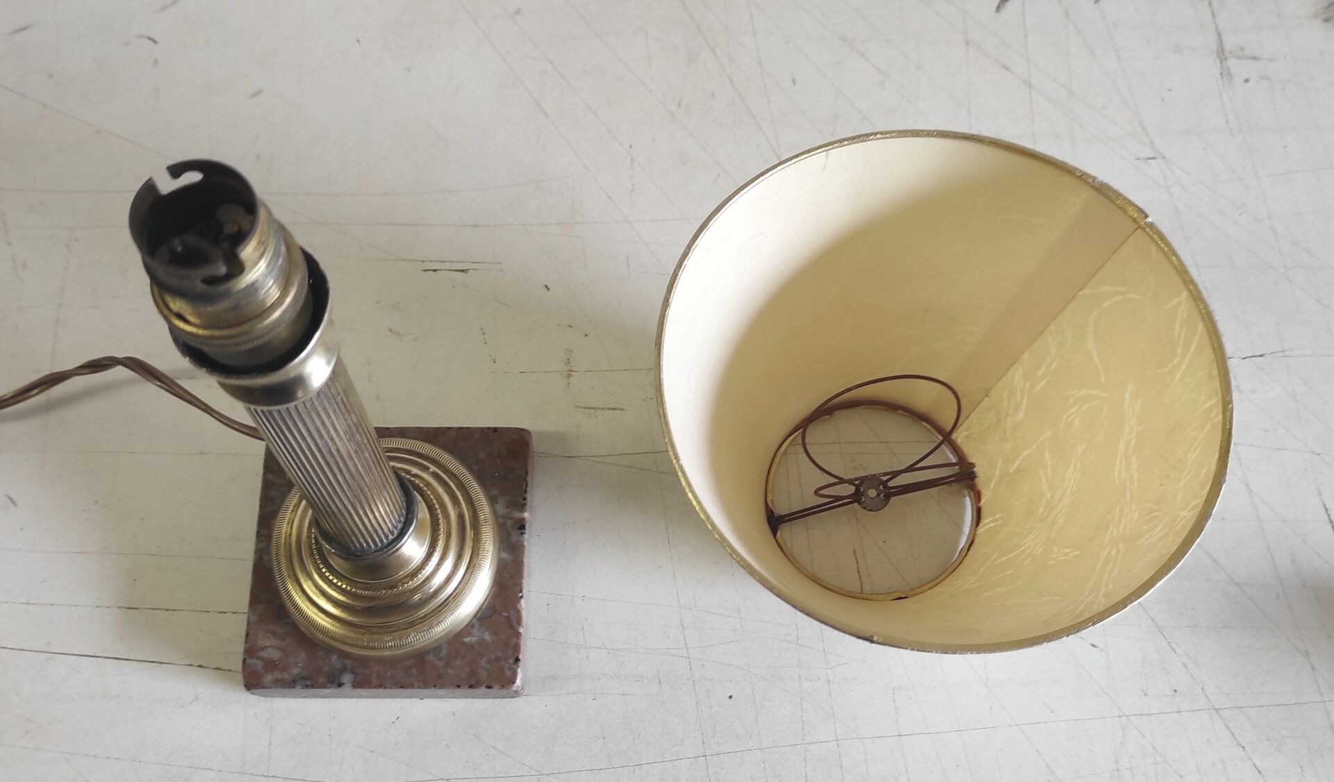 Table lamp in gilded brass and marble - mid 20th century.