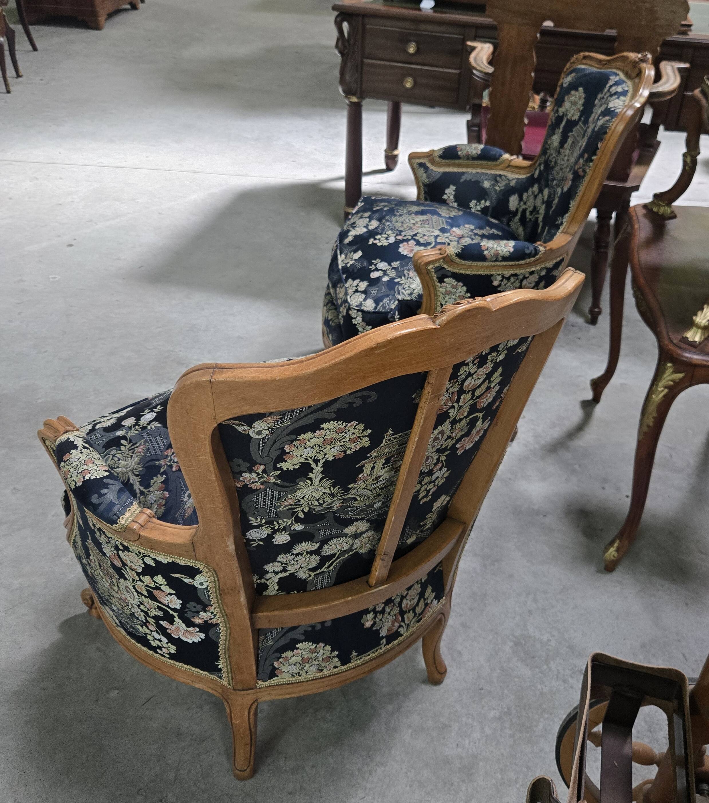 Paire de bergères de st. Louis XV, à dossier gondole/ tapisserie style Asie