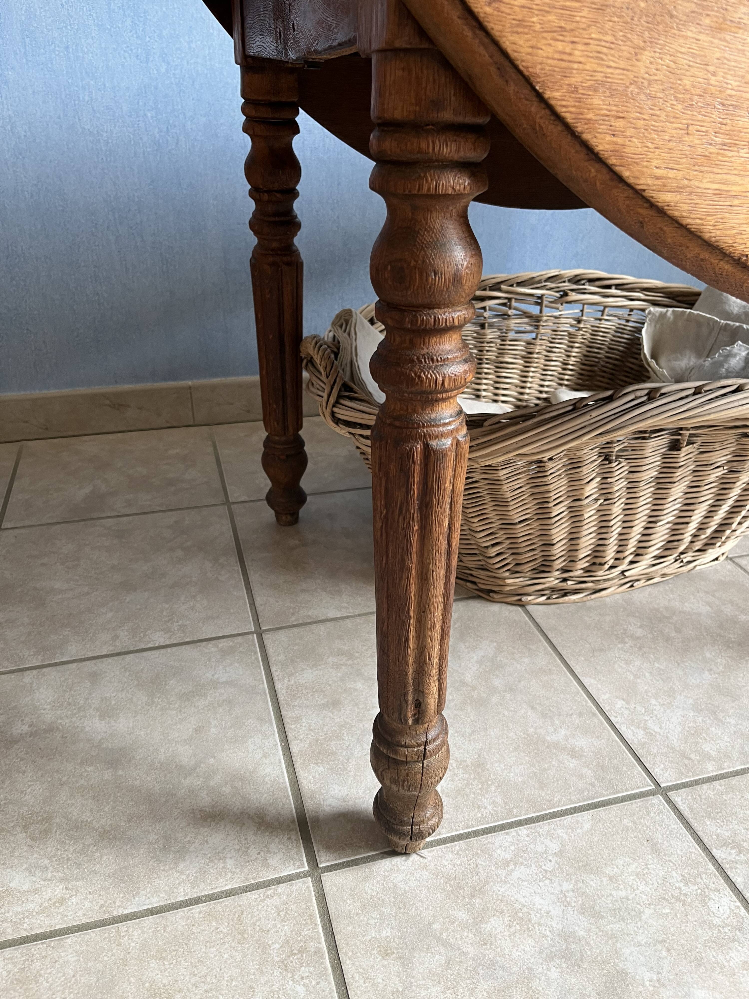 Louis Philippe round table