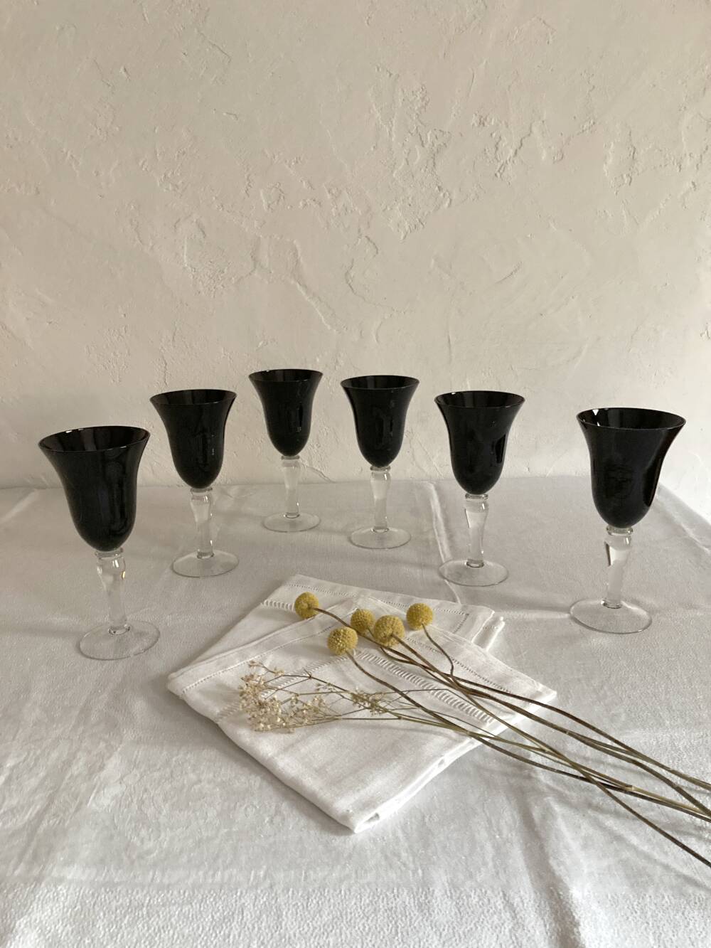 6 stemmed glasses with black glass bowl