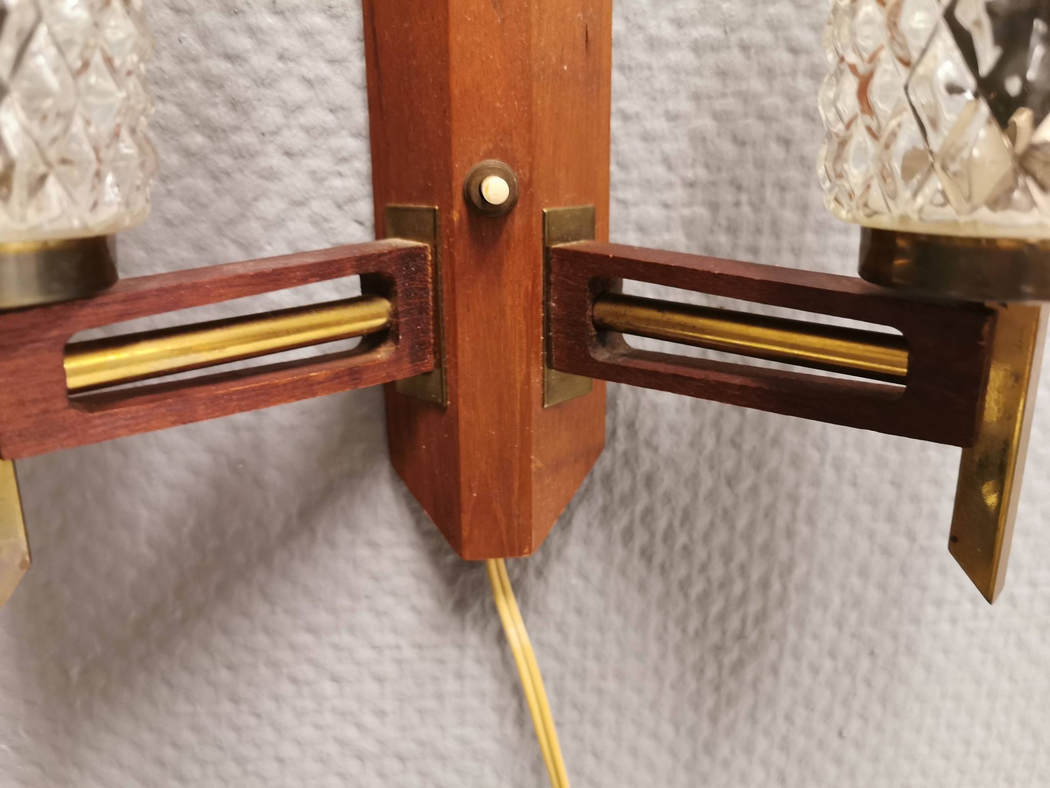 Applique danoise double en teck, laiton et verre cristal.