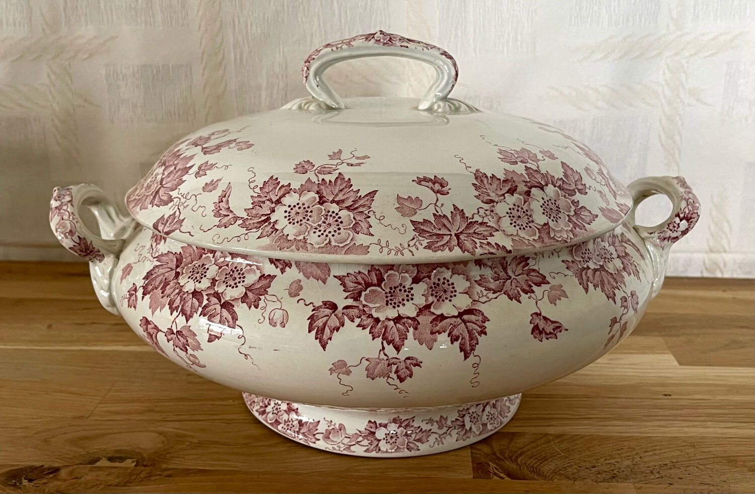 Saint-Amand tureen and Iron earth hamper