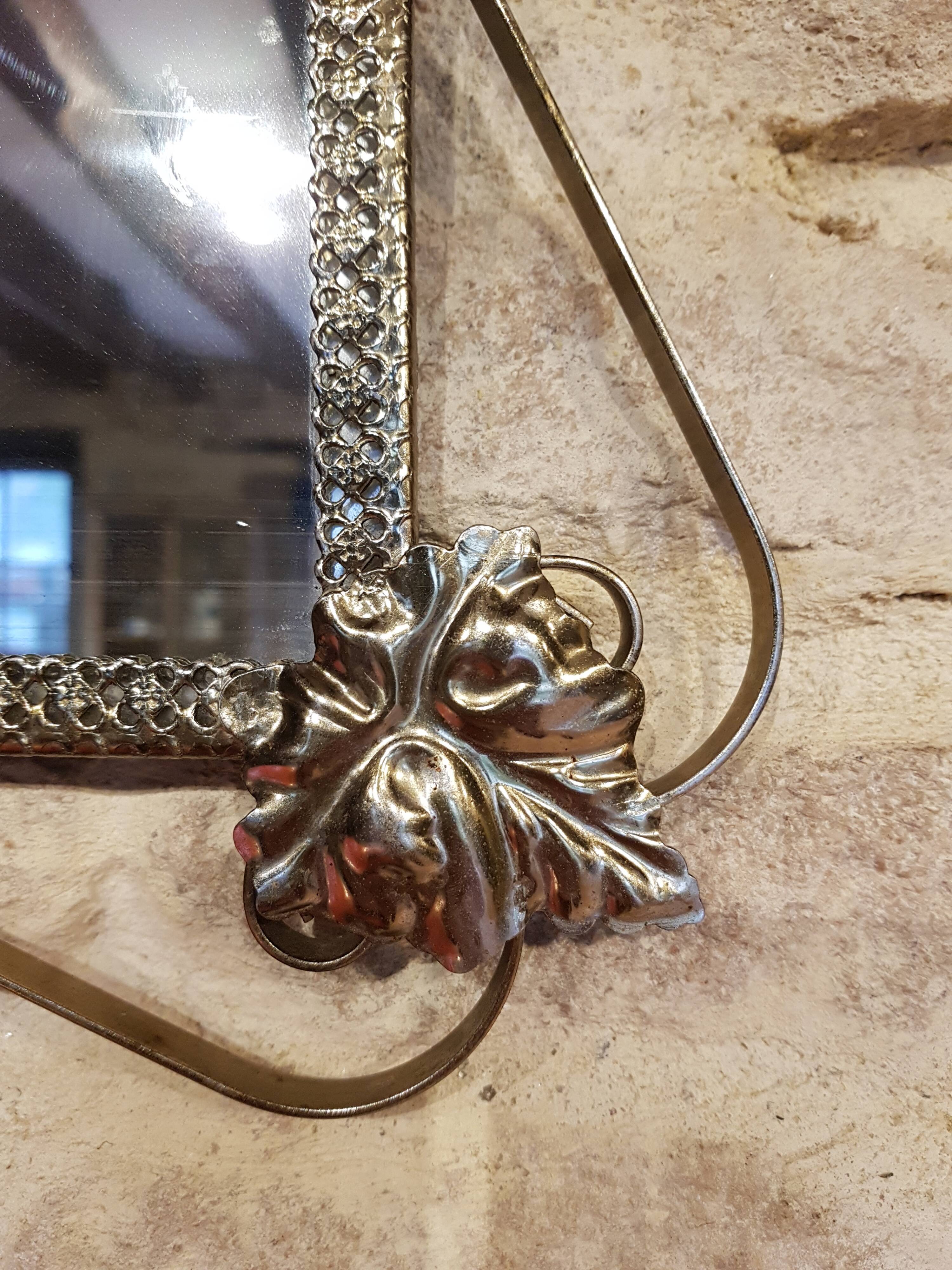 Miroir en métal doré motifs feuilles 40x40cm