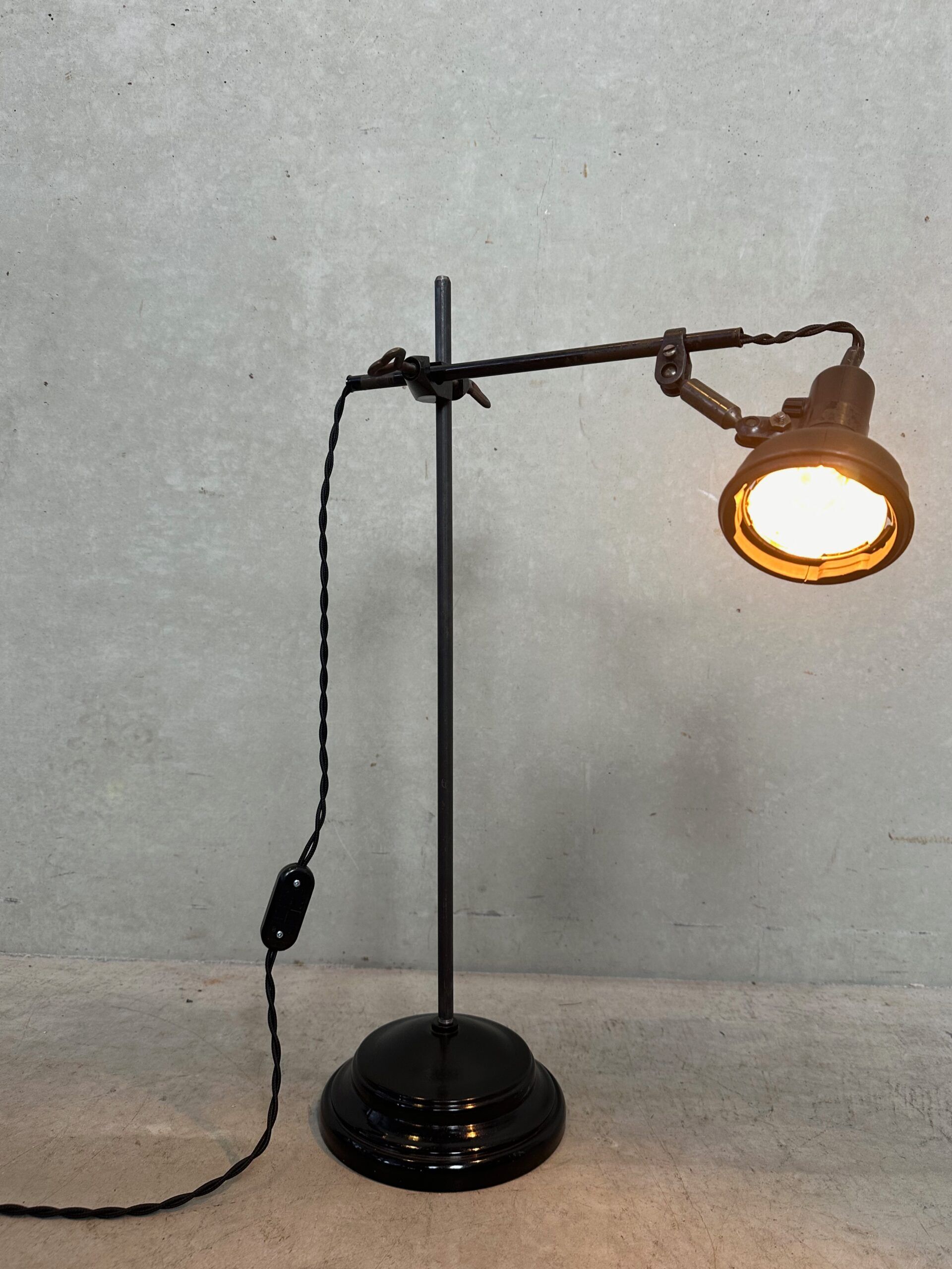 Industrial bakelite table lamp – Singer