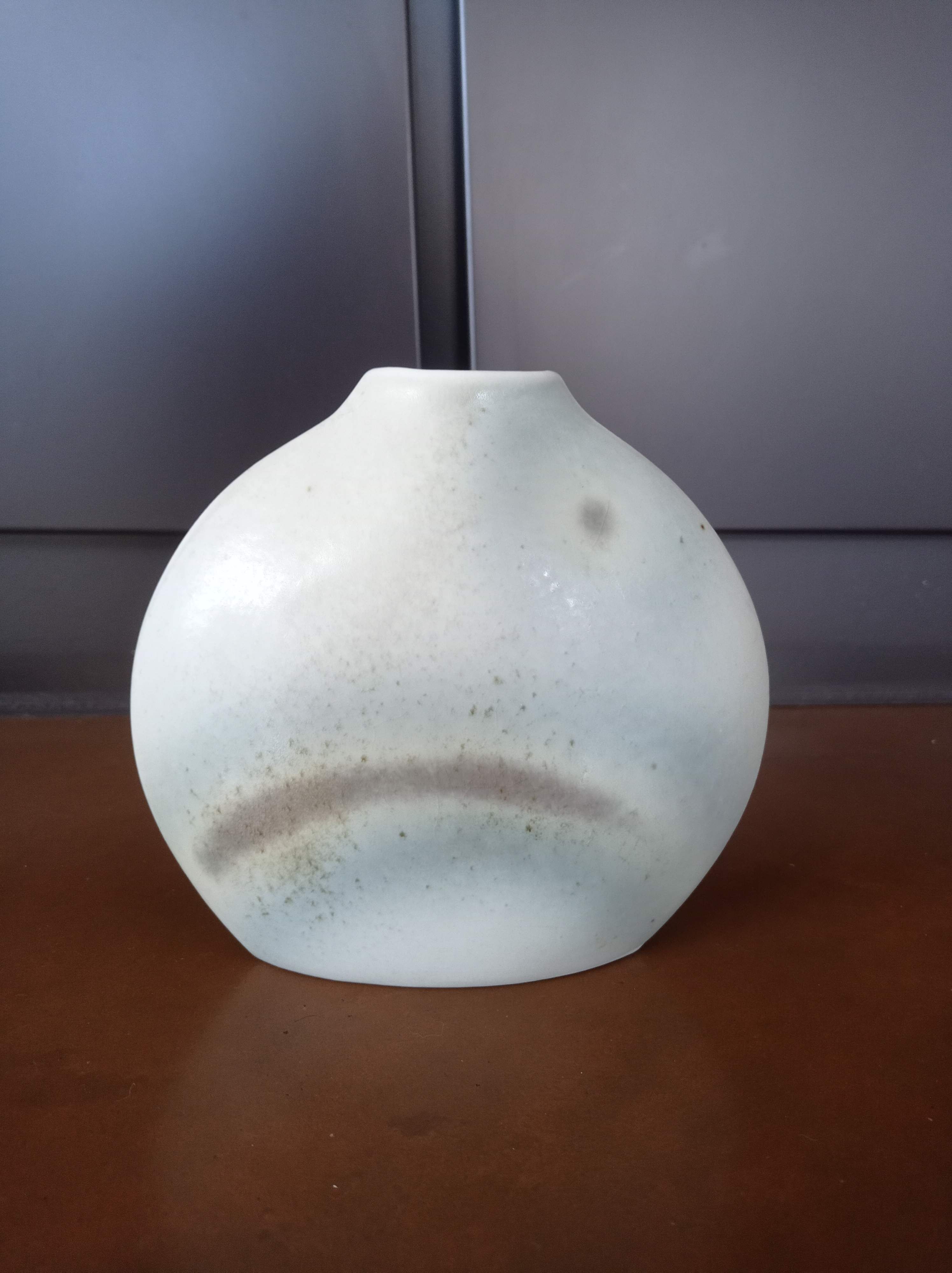 Porcelain vase of virebent