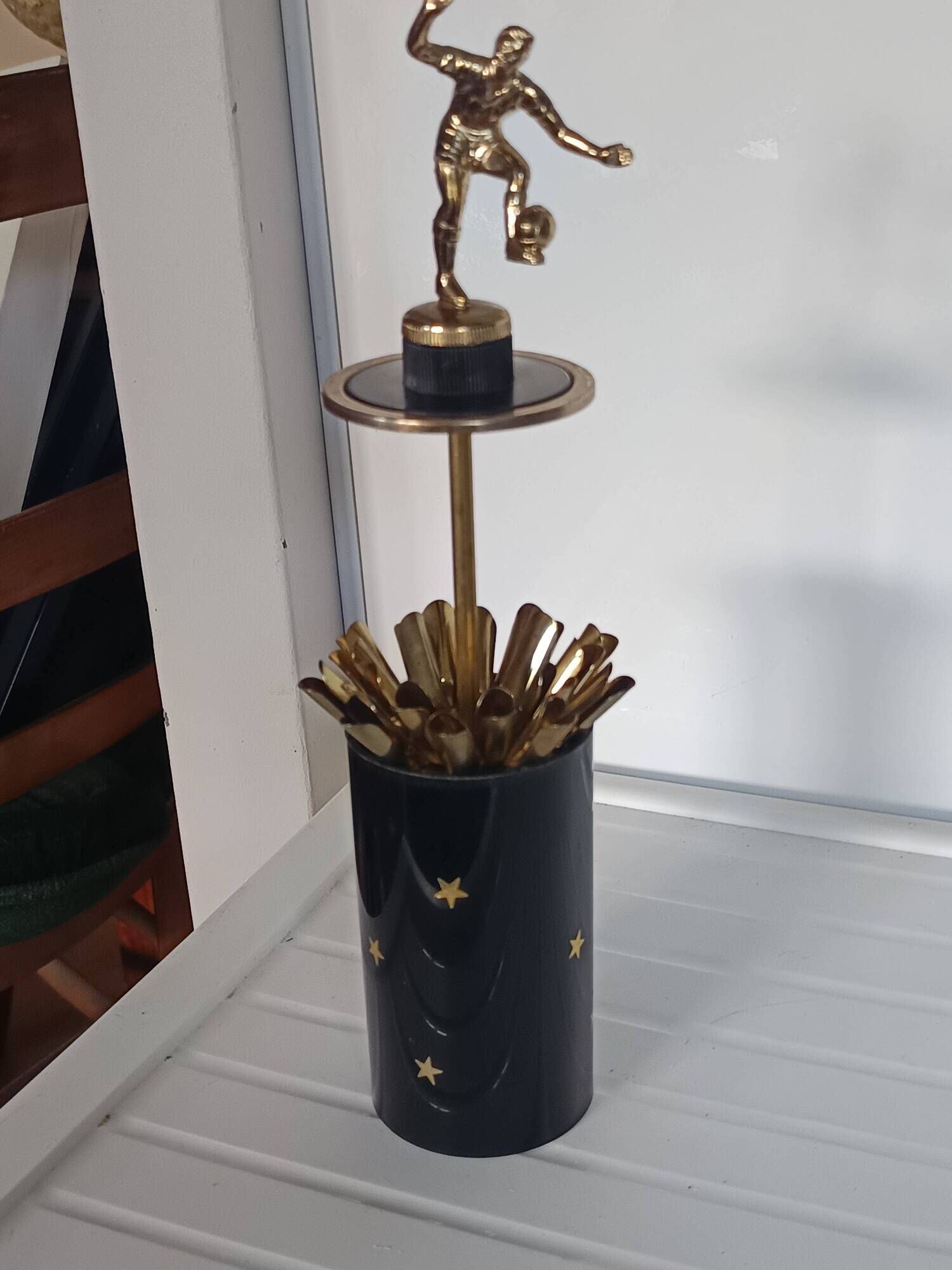 vintage cigarette dispenser footballer 60s/70s