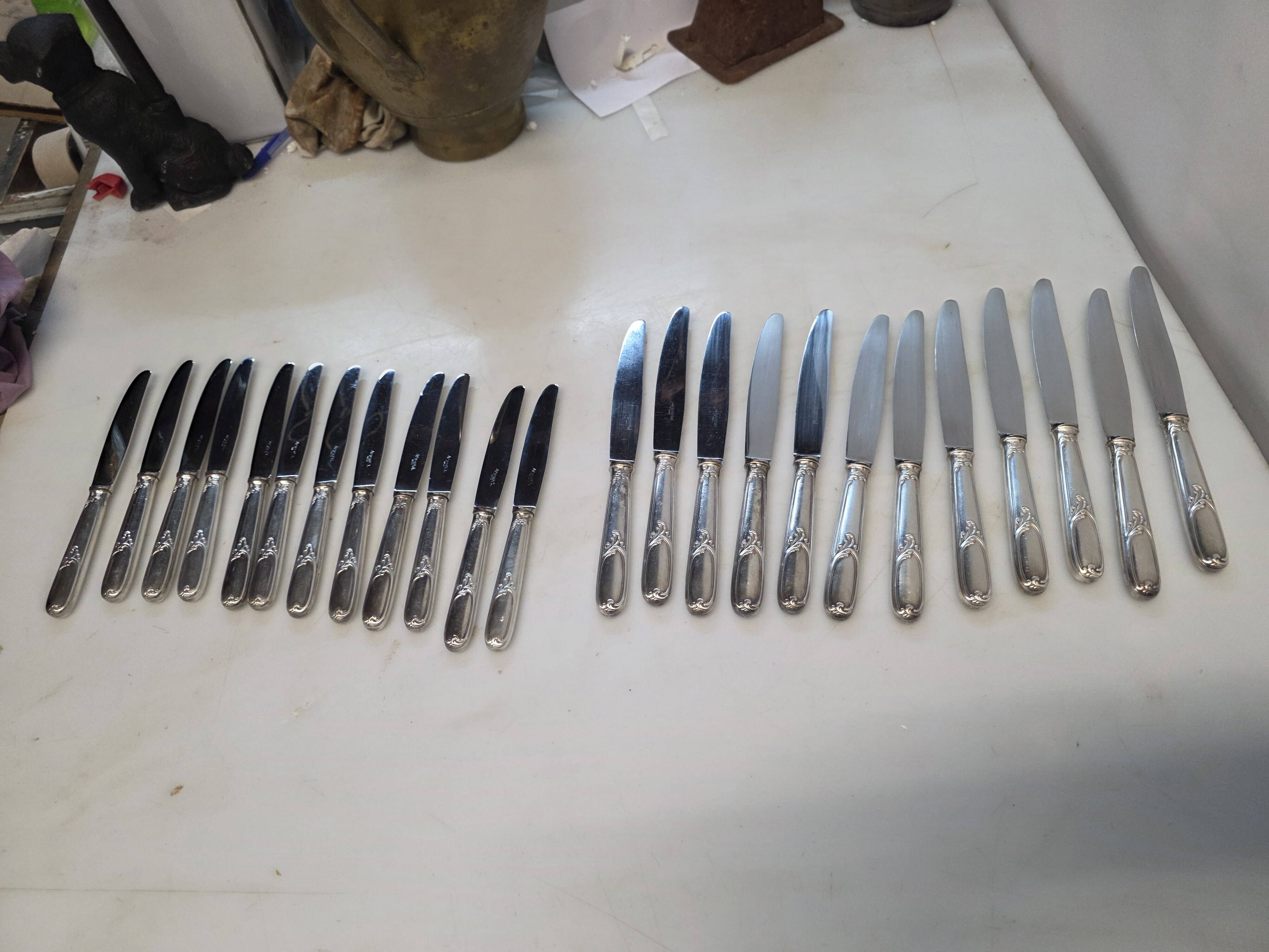 24 couteaux en métal argenté