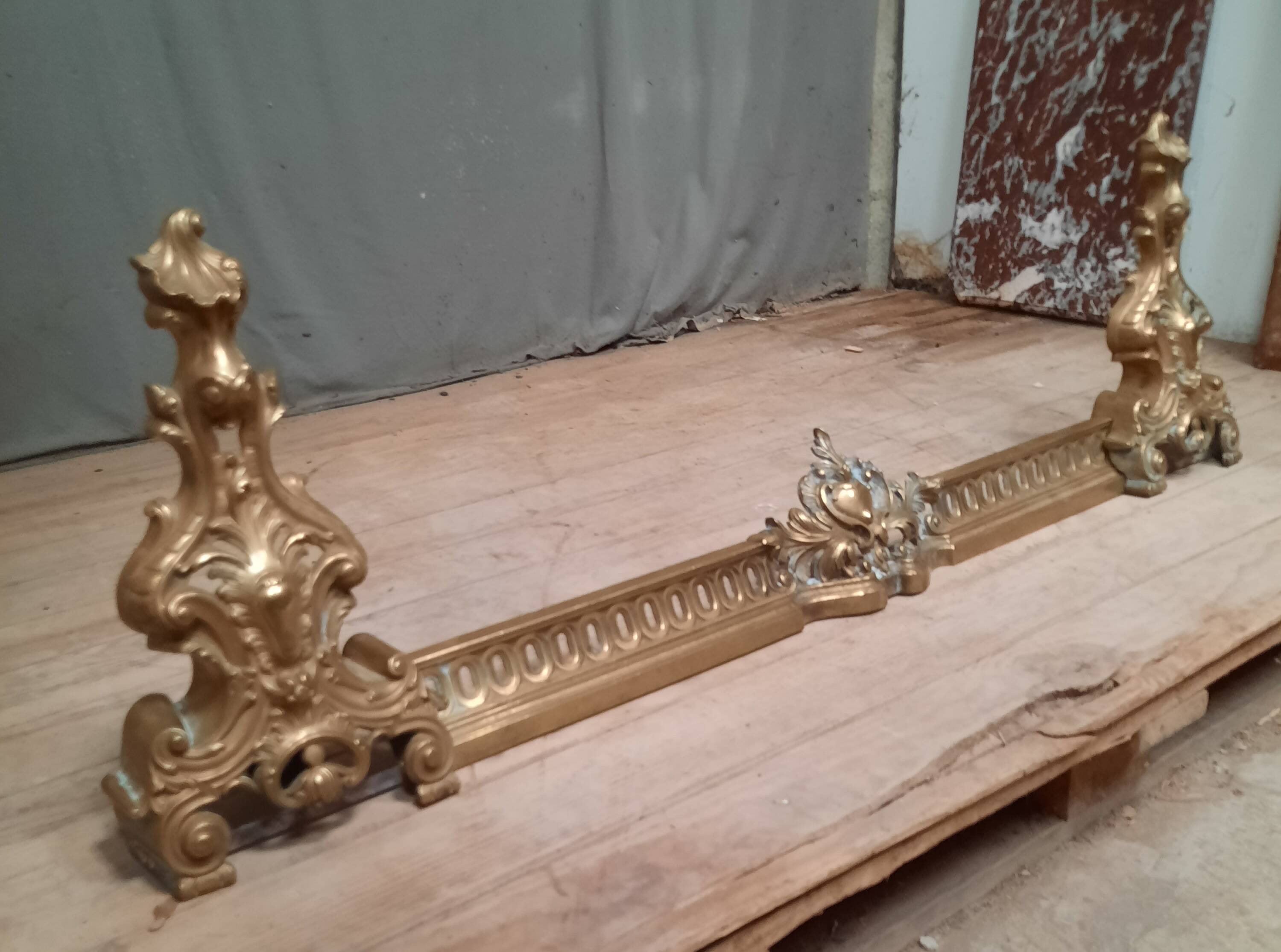 Barre de foyer en bronze doré