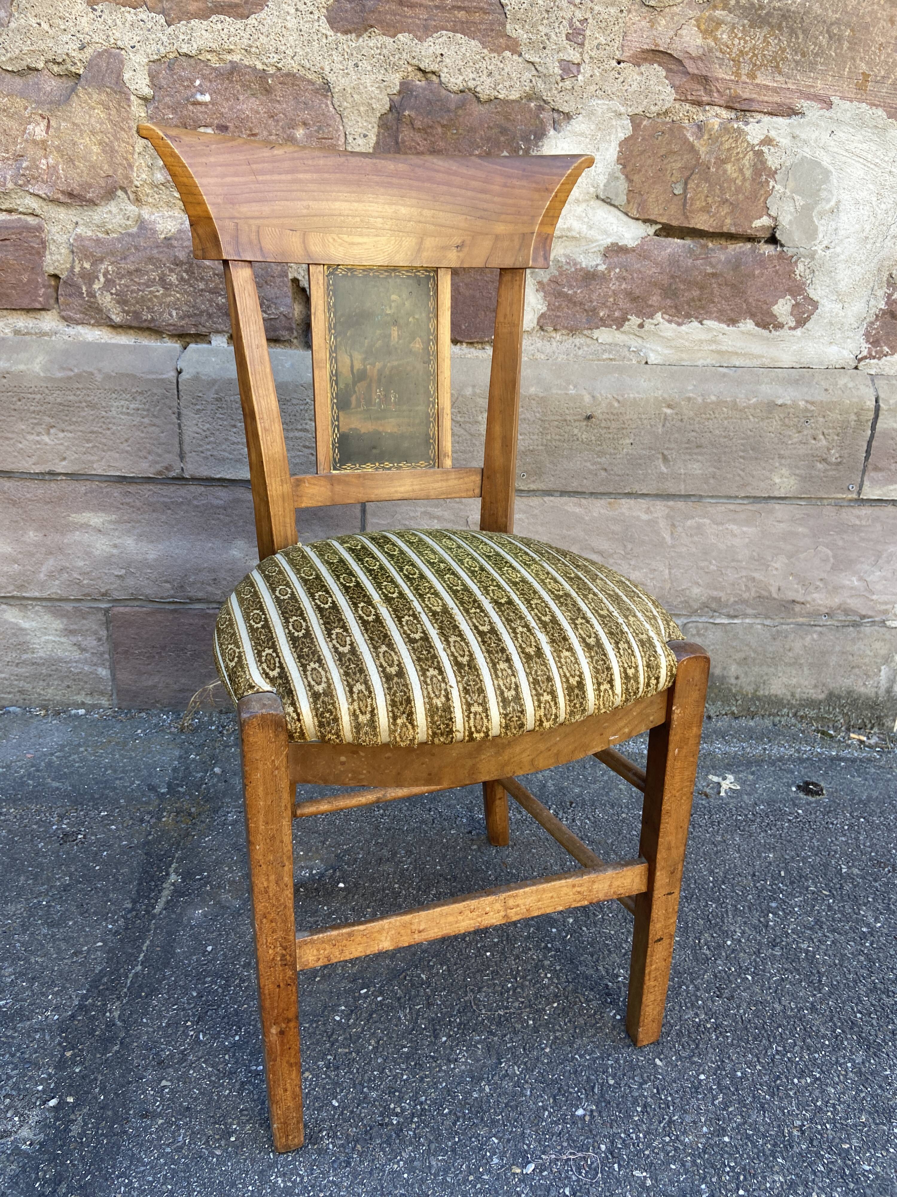 Chaise d'epoque directoire à décor peint dans le dossier
