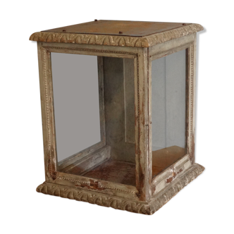 18th century showcase has three mobile windows
