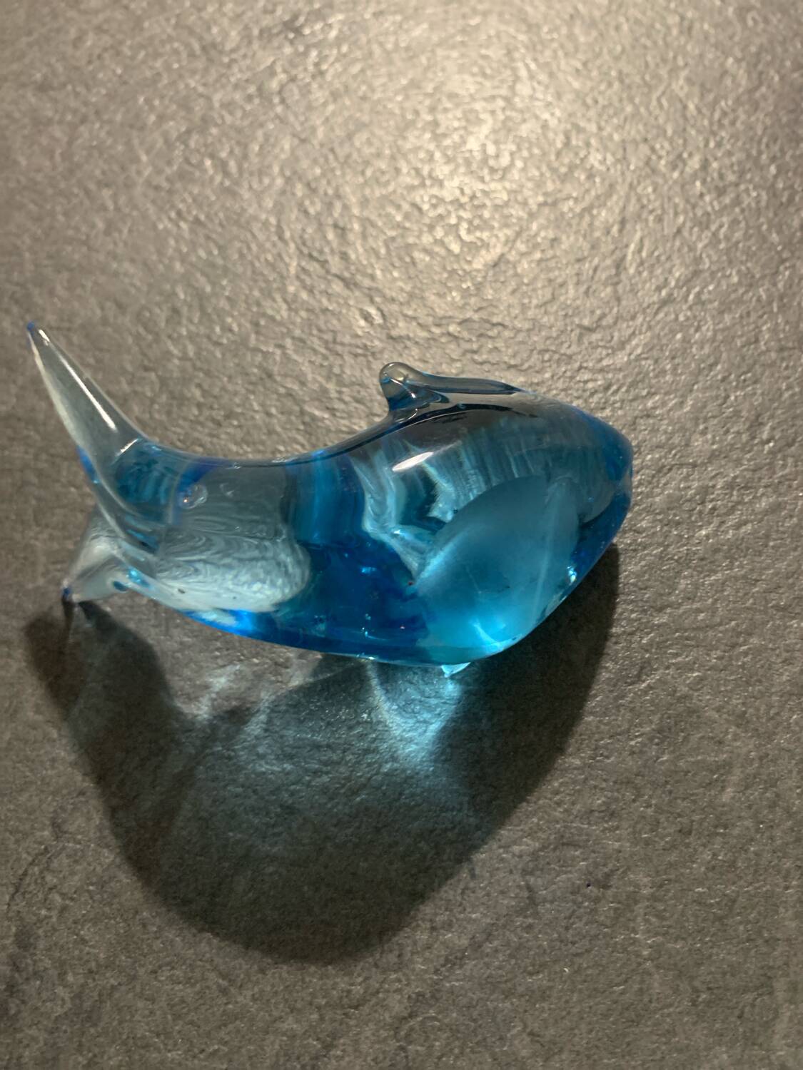 Presse-papier dauphin en verre bleu