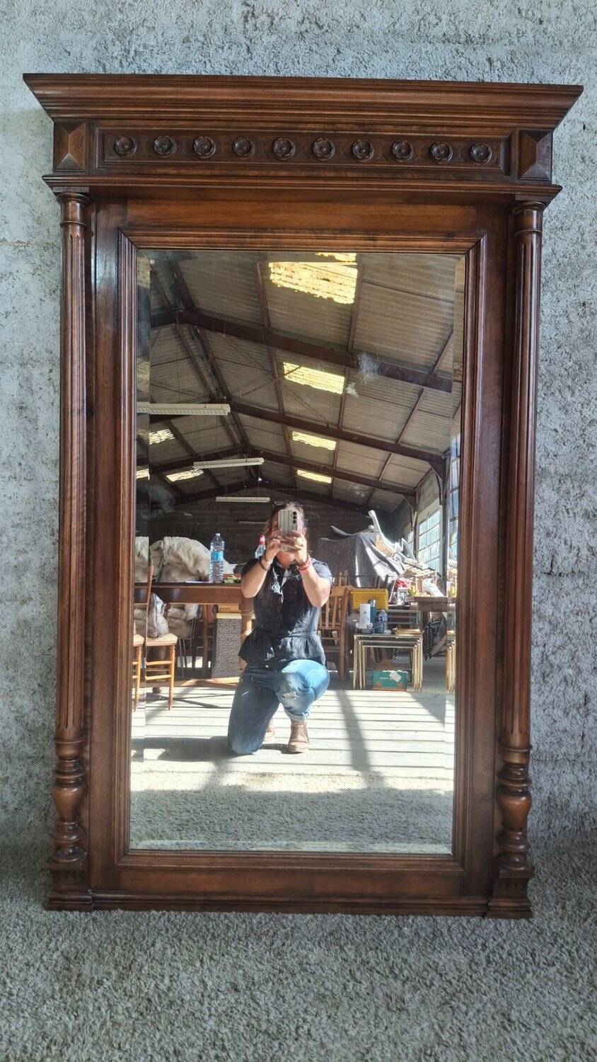 Large trumeau mirror with carved wood in the Louis XVI / Henri II style, 19th century.