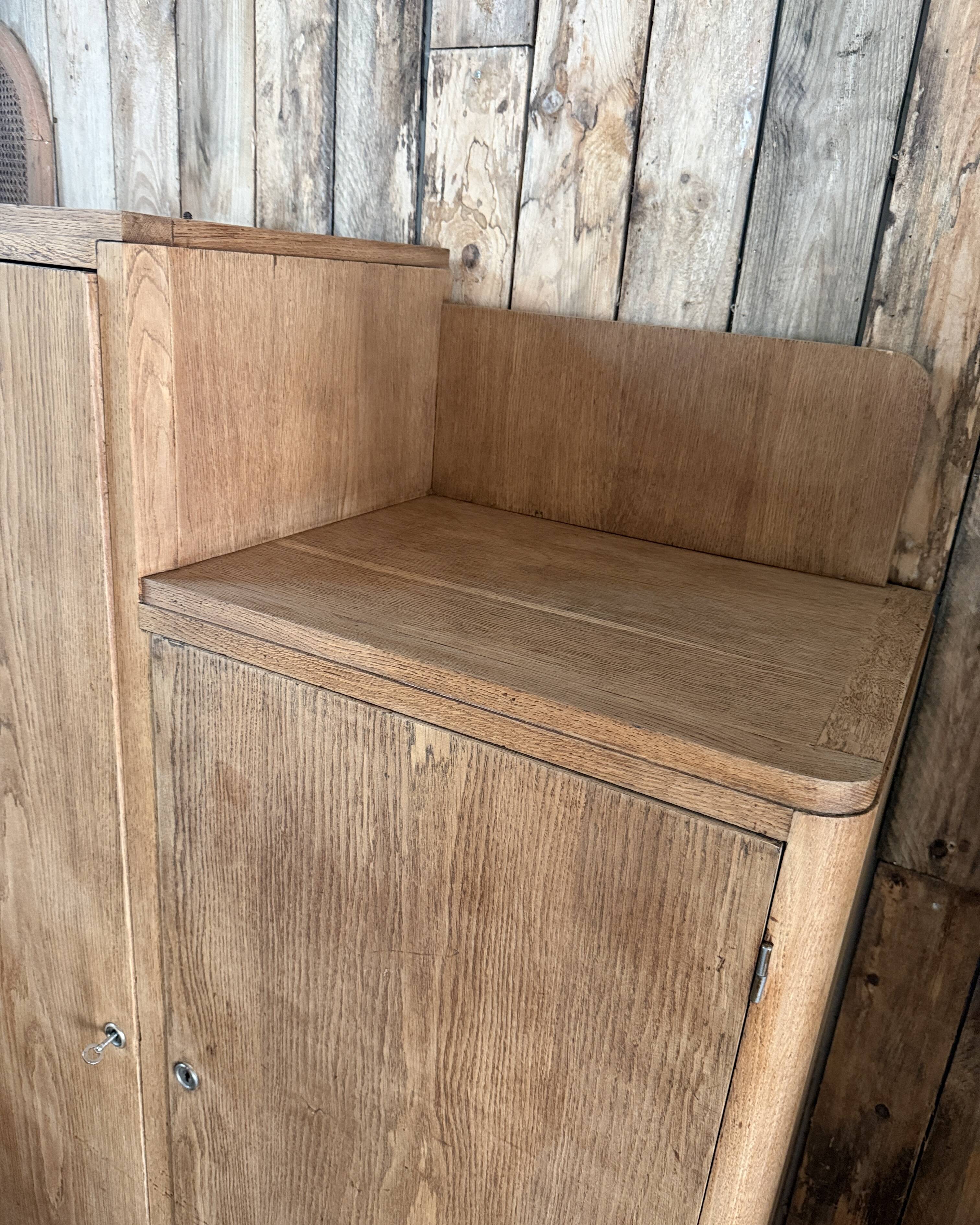 Armoire asymétrique art déco en chêne (restaurée)