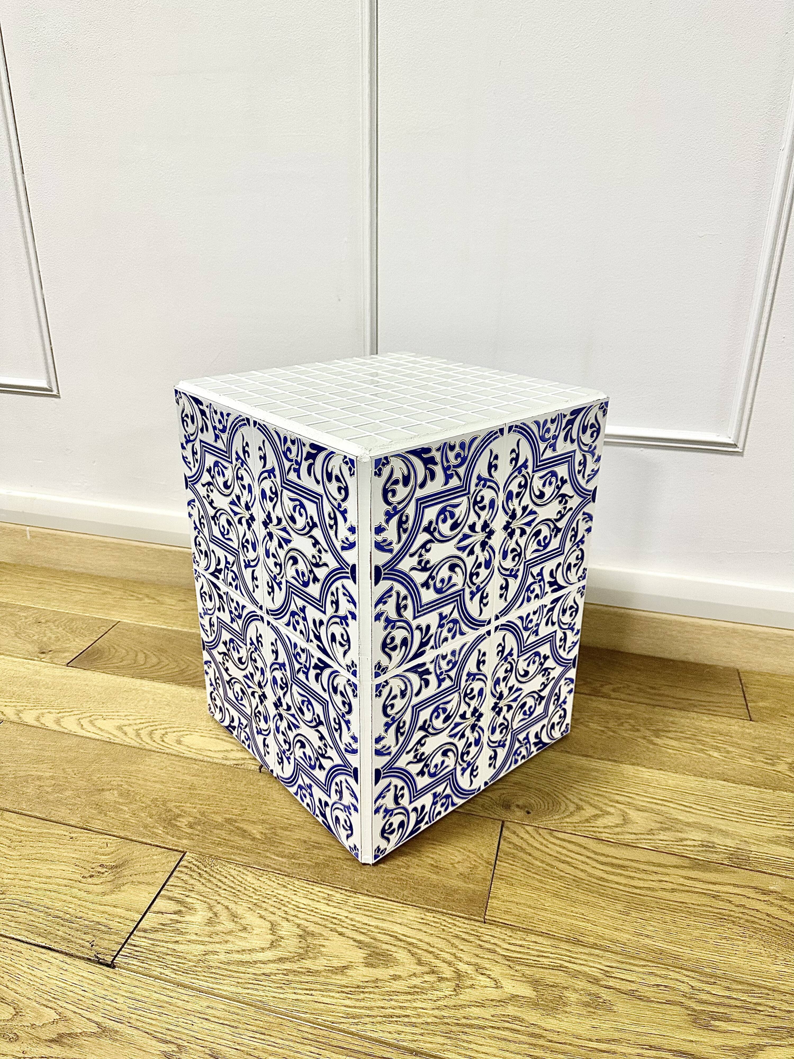 Earthenware plant holder