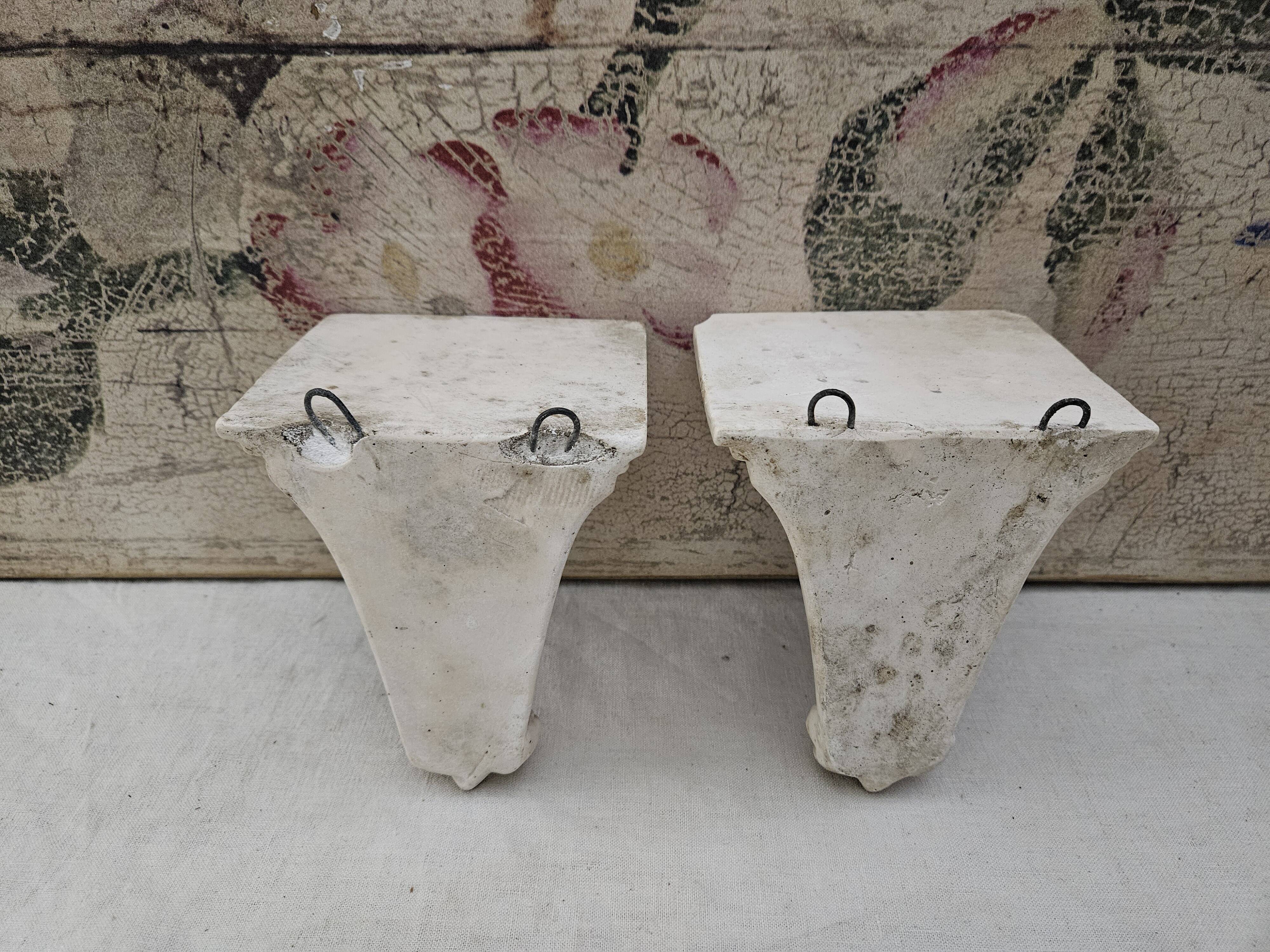 Pair of plaster wall brackets - Shelves