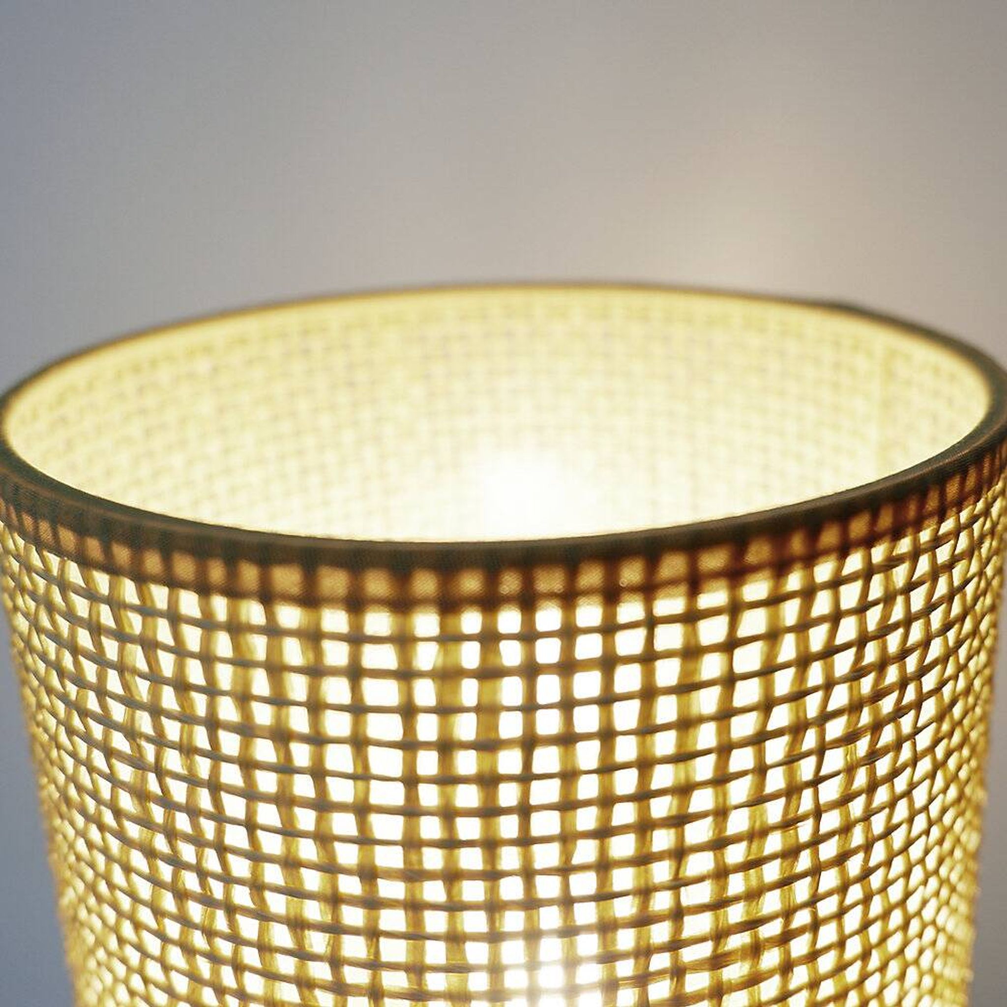 Lampe de table vintage en marbre avec nouvel abat-jour en raphia