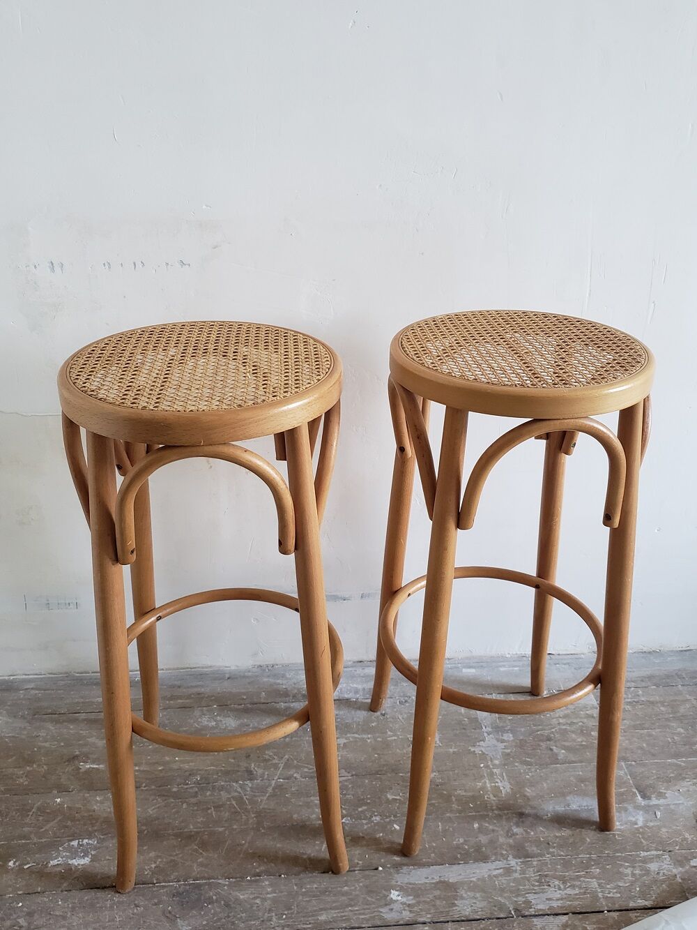 2 bar stools