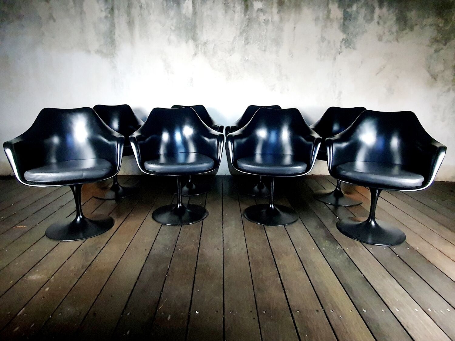 Knoll Saarinen tulip armchair black leather seat