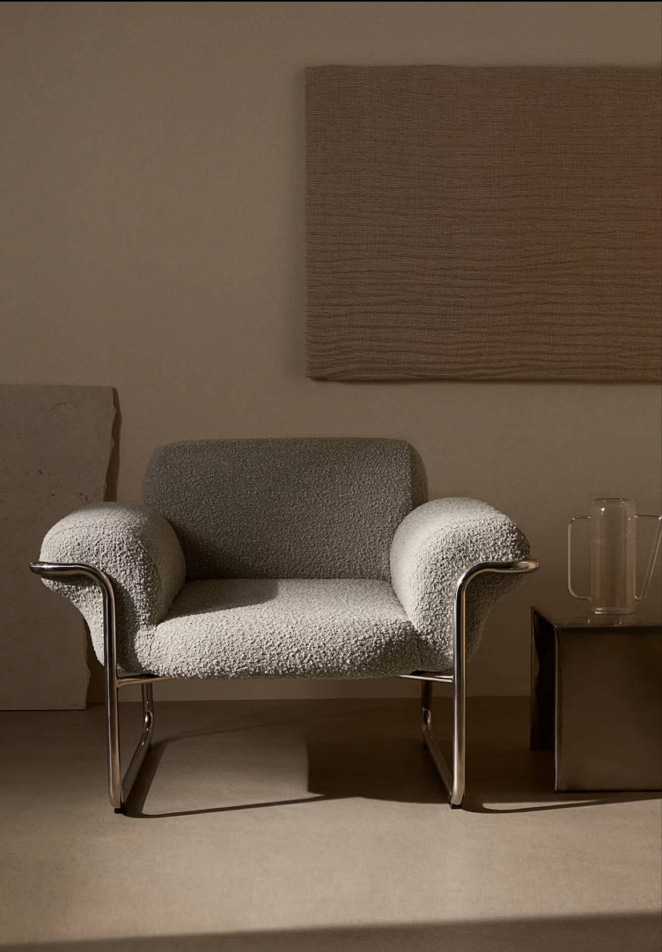 Fauteuil style vintage bouclette beige et structure chromé
